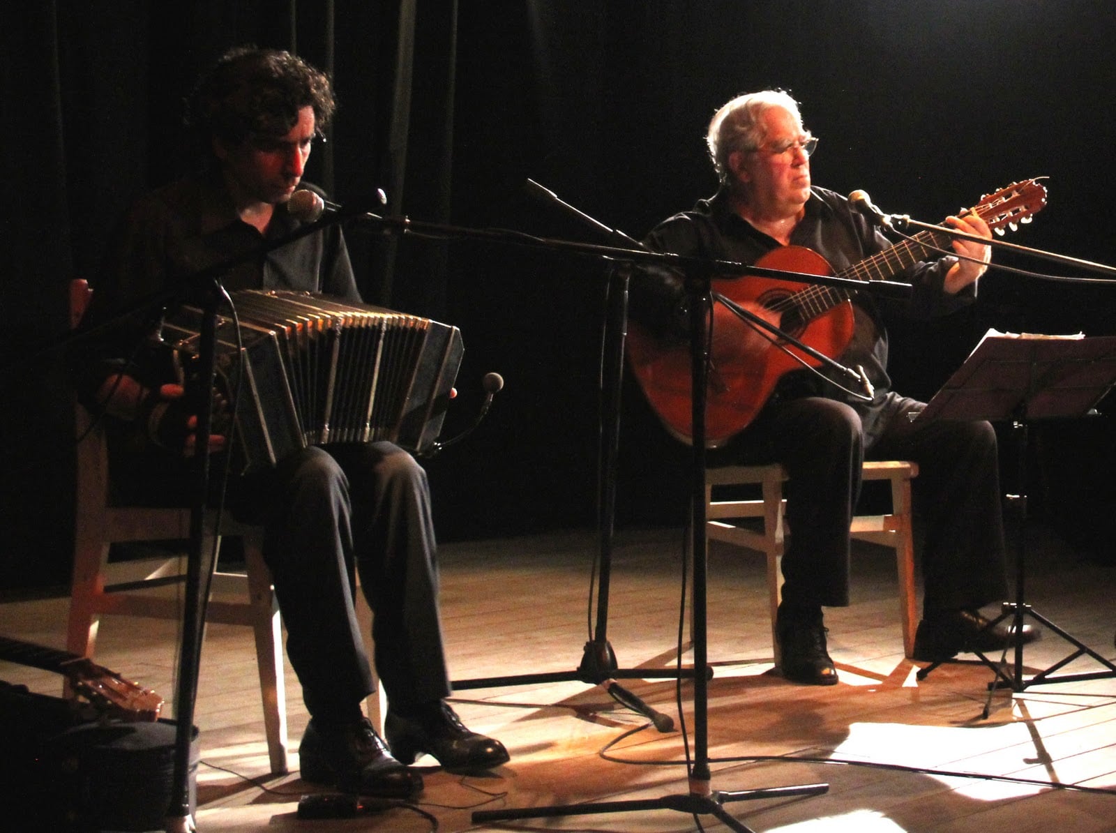 Miguel con su bandoneón junto al Tata Cedrón.