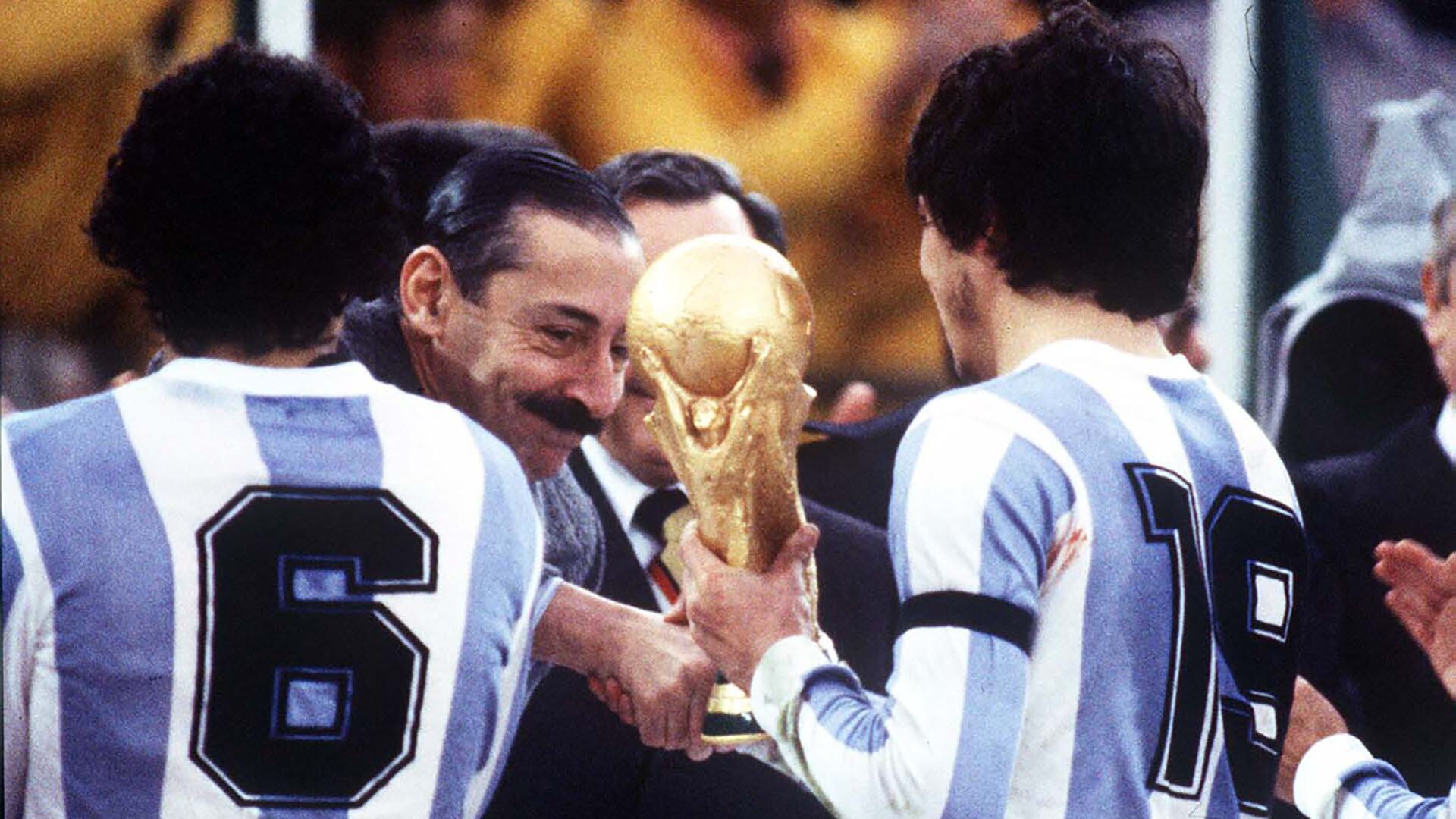 Jorge Rafael Videla felicitando a los jugadores por la victoria. Foto: Web