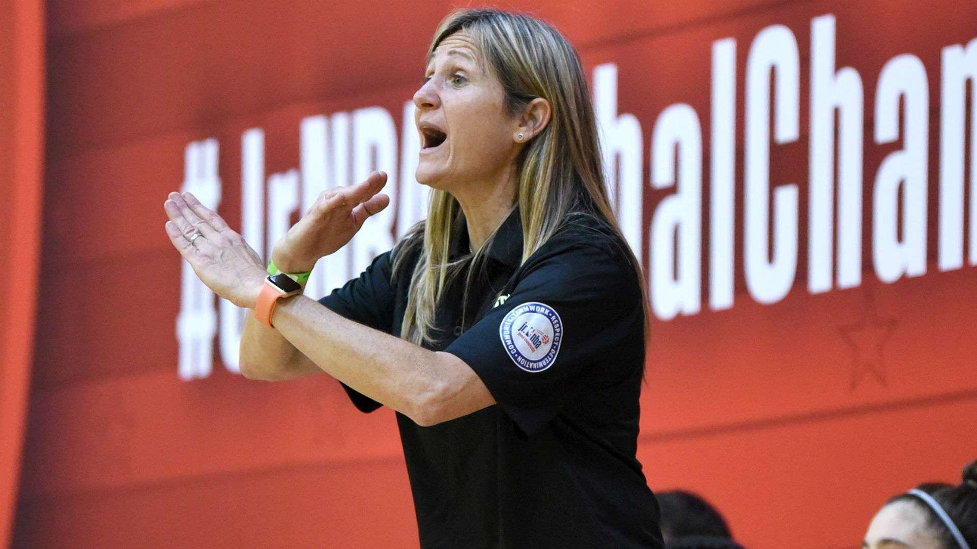 Laura da indicaciones en la Liga Nacional masculino.