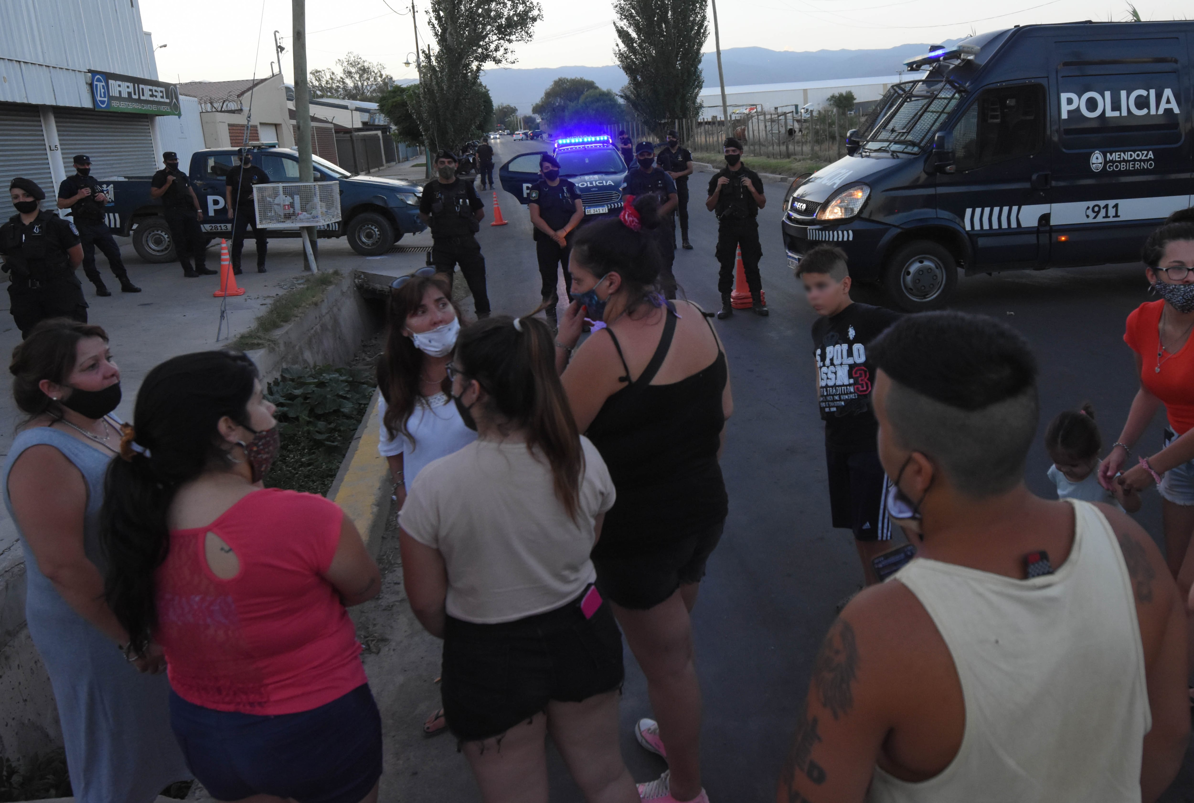 En calle Alsina y Carril Maza de Guaymallén la policía no deja ingresar a ninguna persona,  mientras se realizan trabajos en el lugar del hallazgo de restos humanos.