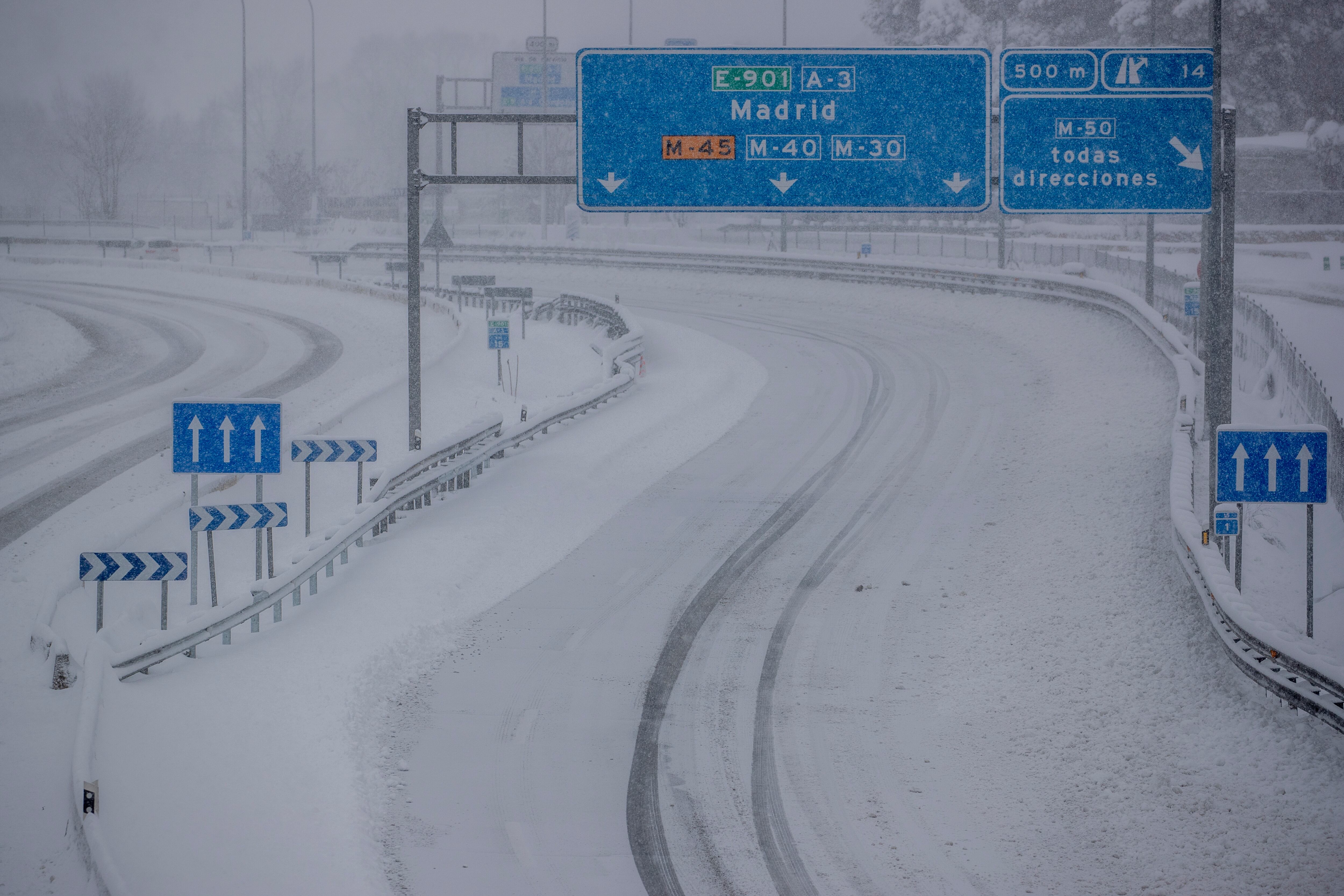 Vista de una autovía cubierta de nieve durante una fuerte nevada en España.