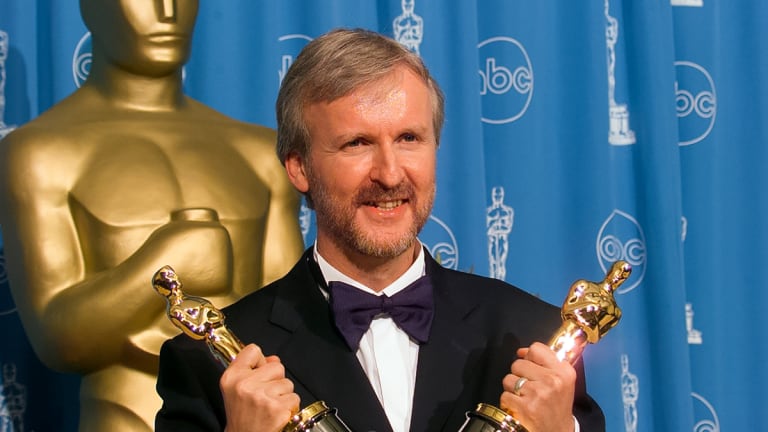 James Cameron con sus galardones por Titanic. / Archivo