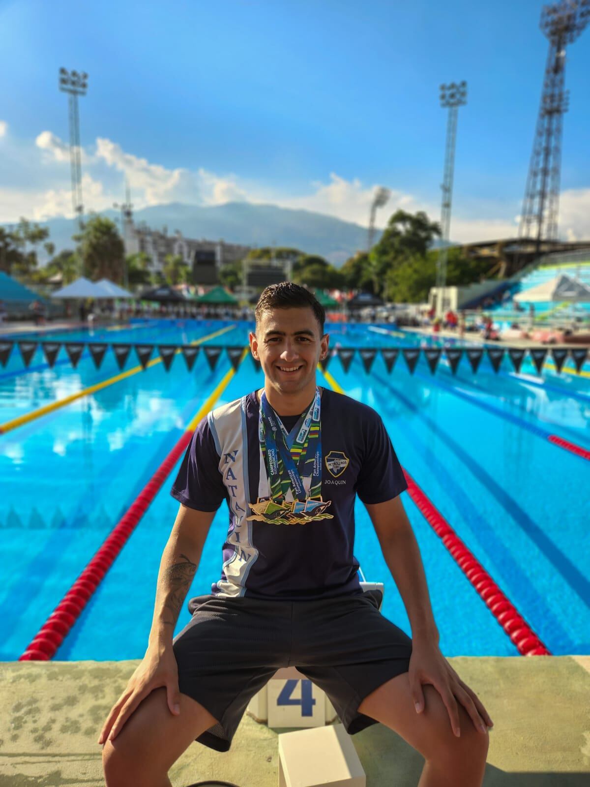 Joaquin Caristia posando con sus medallas