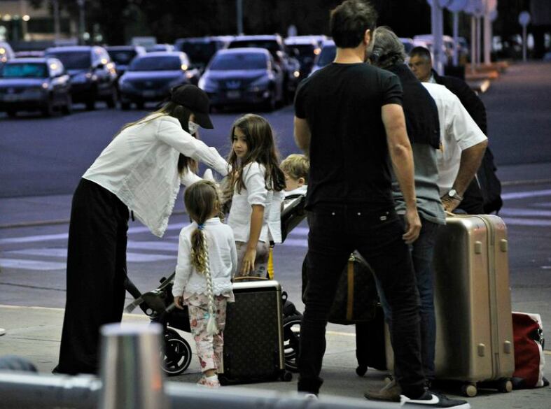 La China Suárez y Benjamín Vicuña en Ezeiza junto a sus hijos.