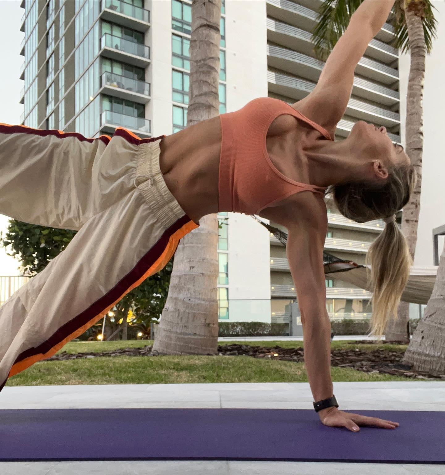 Soledad Fandiño haciendo yoga.