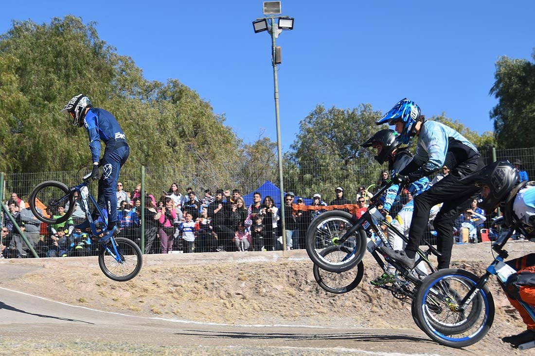 Se realizó en la pista José Luis Narpe la cuarta fecha del Campeonato Argentino de BMX. Foto: Marcelo Rolland / Los Andes