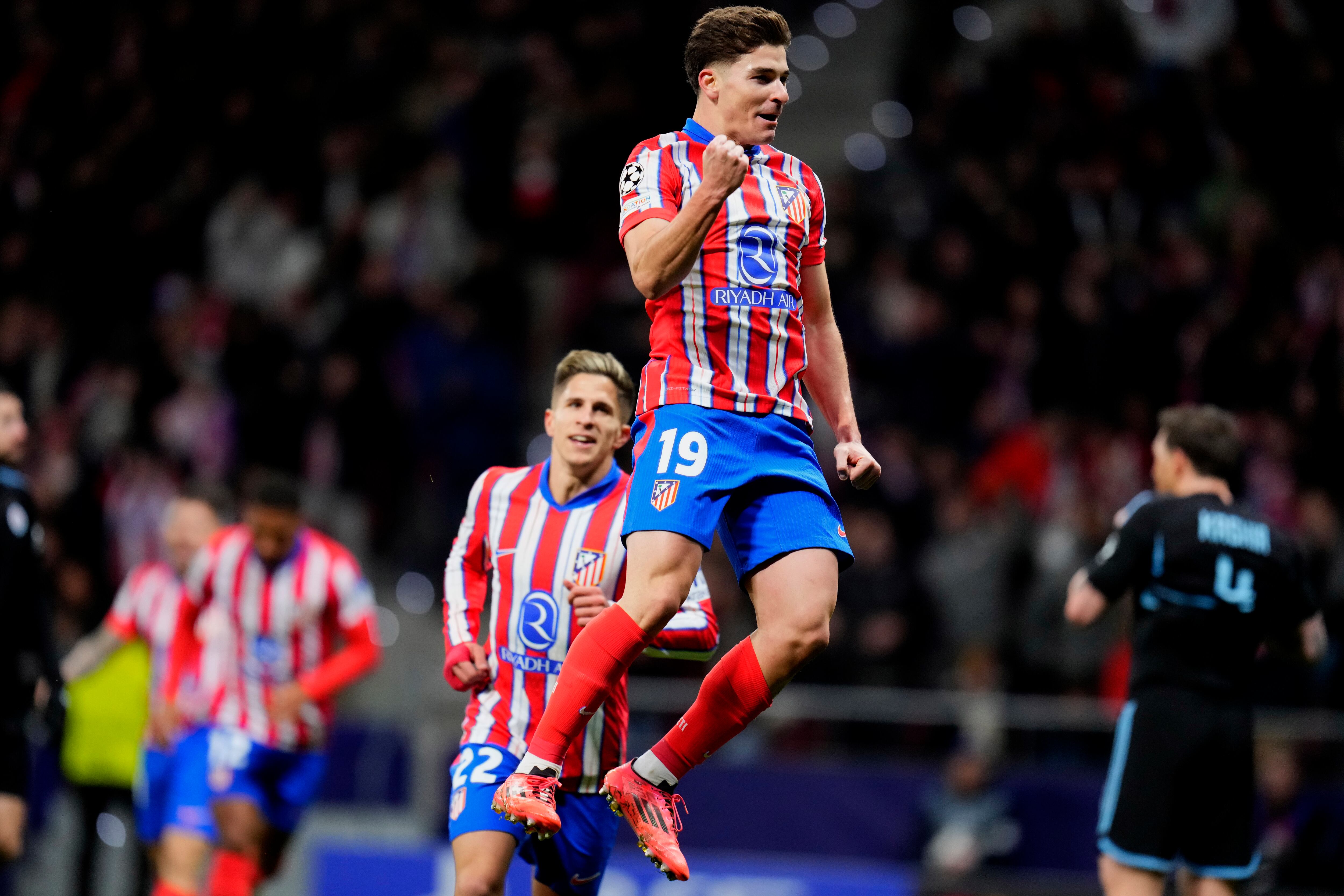 El argentino Julián Álvarez, del Atlético de Madrid, festeja luego de marcar el primer tanto ante el Slovan de Bratislava, el miércoles 11 de diciembre de 2024, en la Liga de Campeones (AP Foto/Manu Fernández)