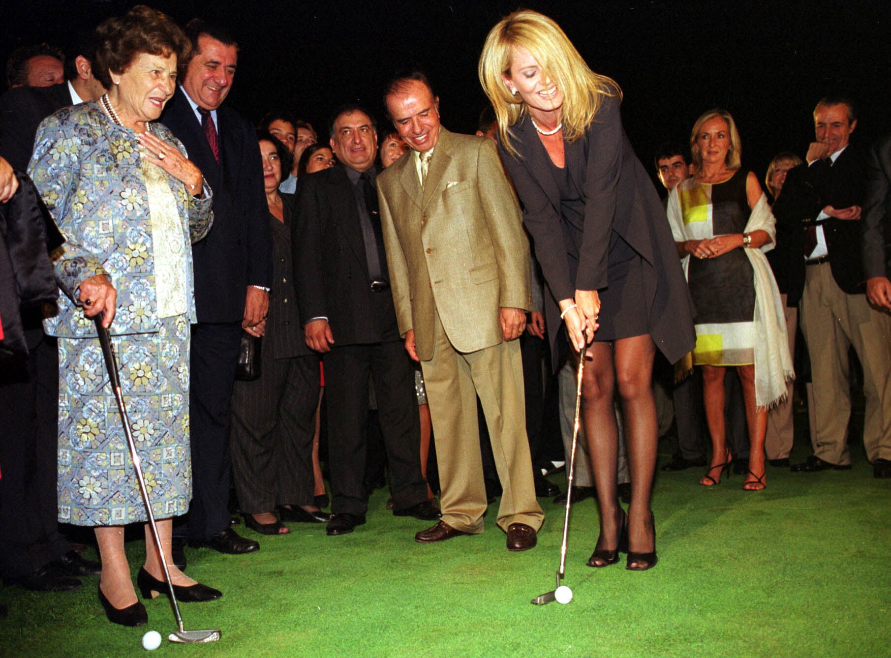 Carlos Menem, junto a su pareja Cecilia Bolocco. En la foto también está Anita de Pescarmona. Se trata de la inauguración del club de golf en Mendoza.