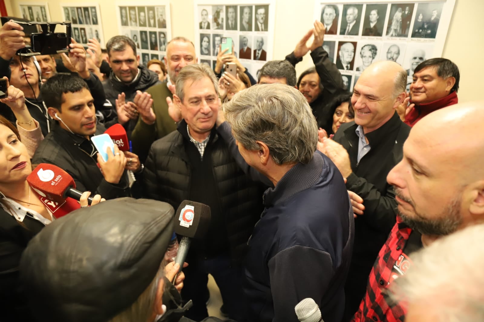 Omar Félix festeja la victoria en las PASO con su hermano y actual intendente de San Rafael, Emir Félix.