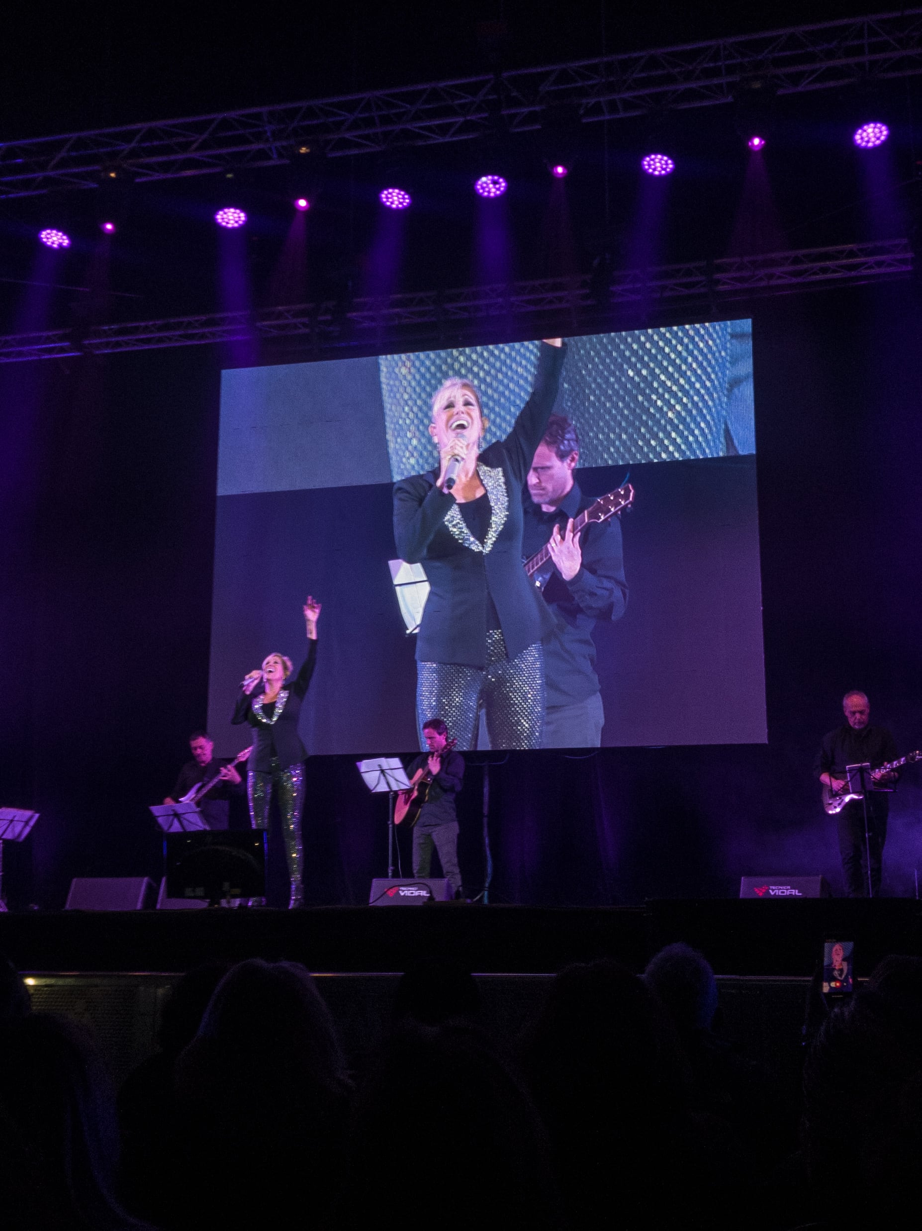 Valeria Lynch en el escenario del Stadium Arena Maipú. / Foto: Los Andes