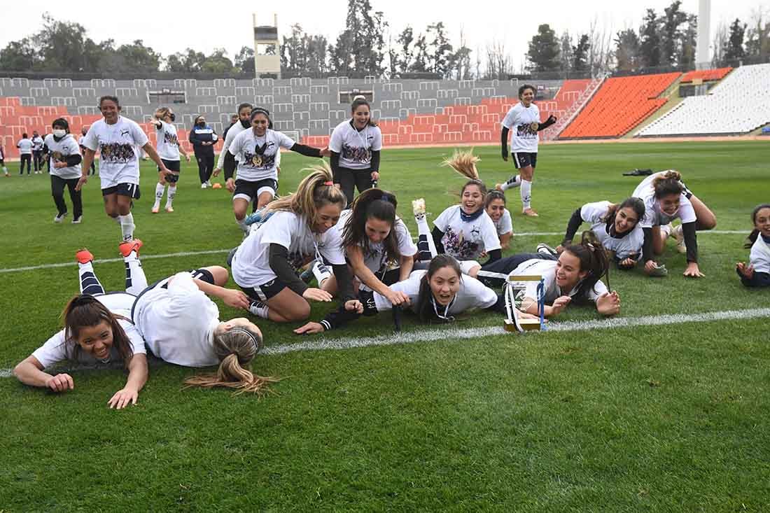 En el estadio Malvinas Argentinas, se disputó la final del futbol femenino en el que se consagró campeón el equipo de las Pumas