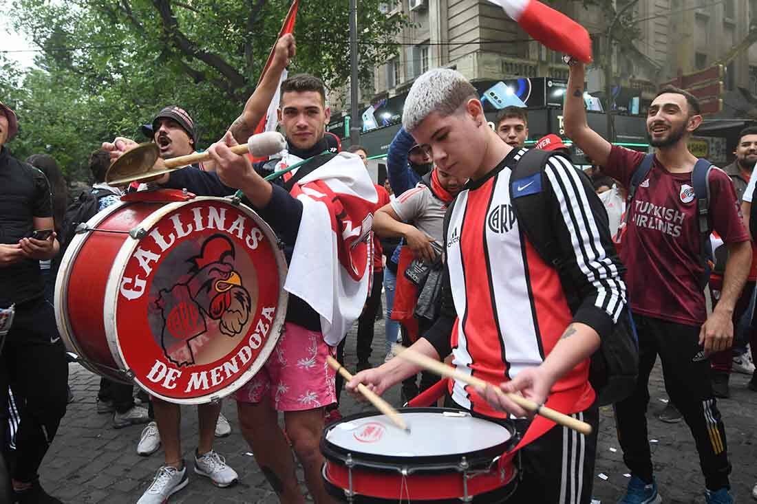 Hinchas de River festejan en el kilómetro 0 de Mendoza el aniversario de la final de la Copa Libertadores, que ganaron ante Boca Juniors. Foto José Gutierrez