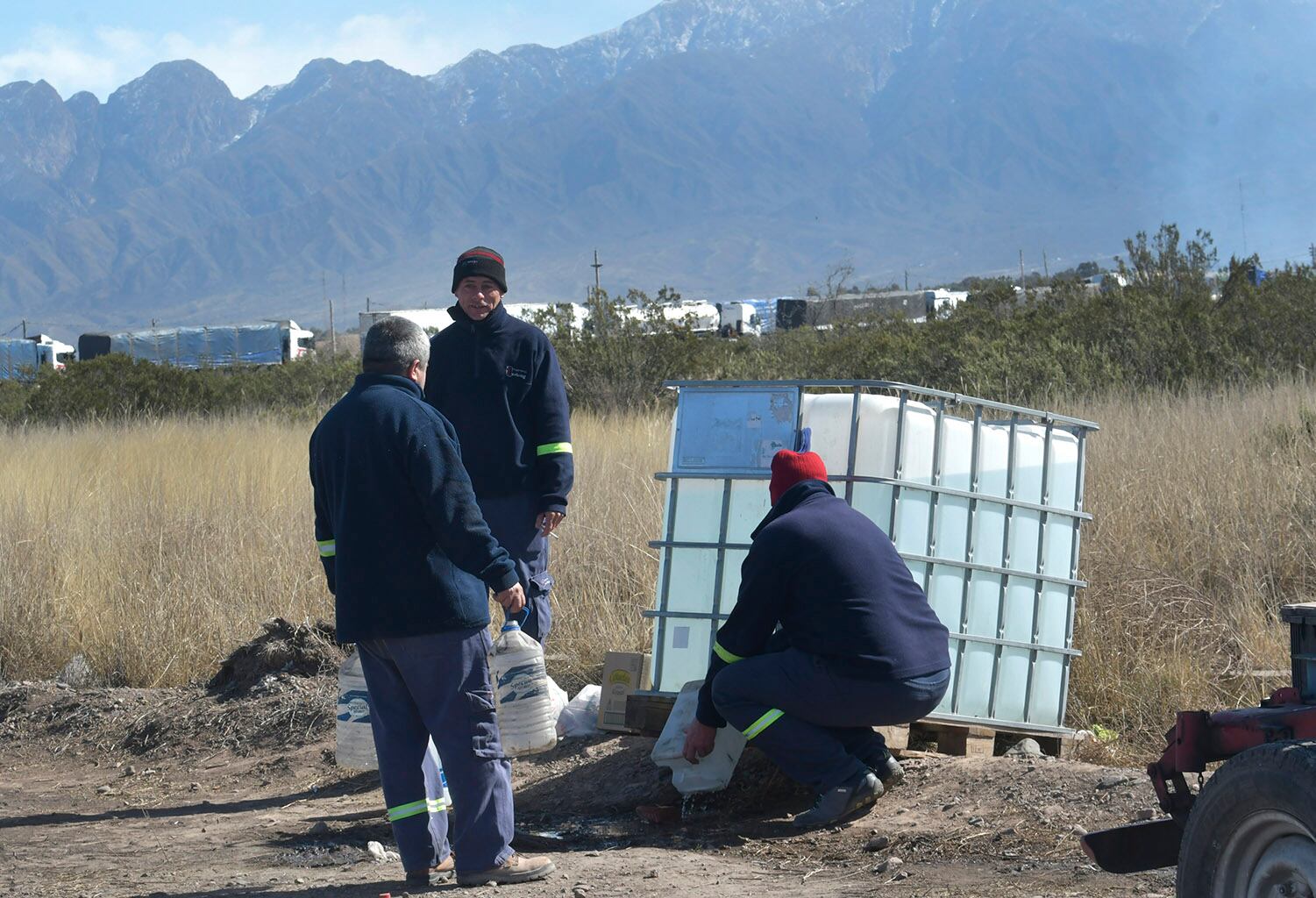 Puestos de agua potable que la Municipalidad de Luján de Cuyo estableció desde ayer a la tarde. Foto: Orlando Pelichotti / Los Andes