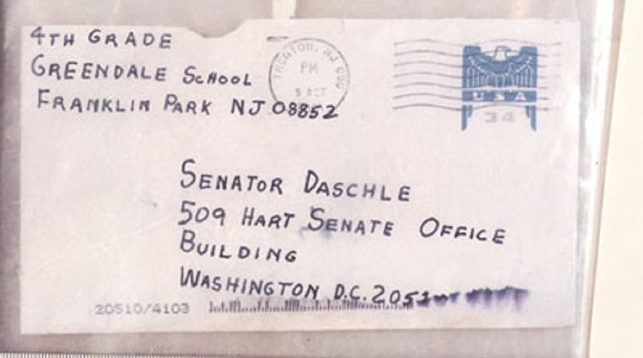 Una carta enviada al líder de la mayoría del Senado Tom Daschle que contenía ántrax mató a dos empleados postales. / FBI 