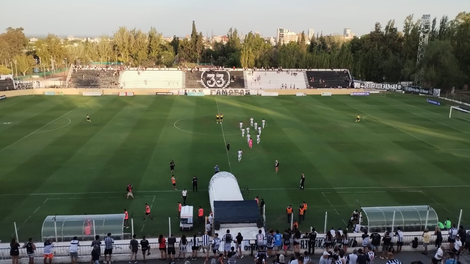 Tras los disturbios y el asesinato de un hincha, Gimnasia y Deportivo Belgrano salieron a la cancha para disputar el partido. Gentileza