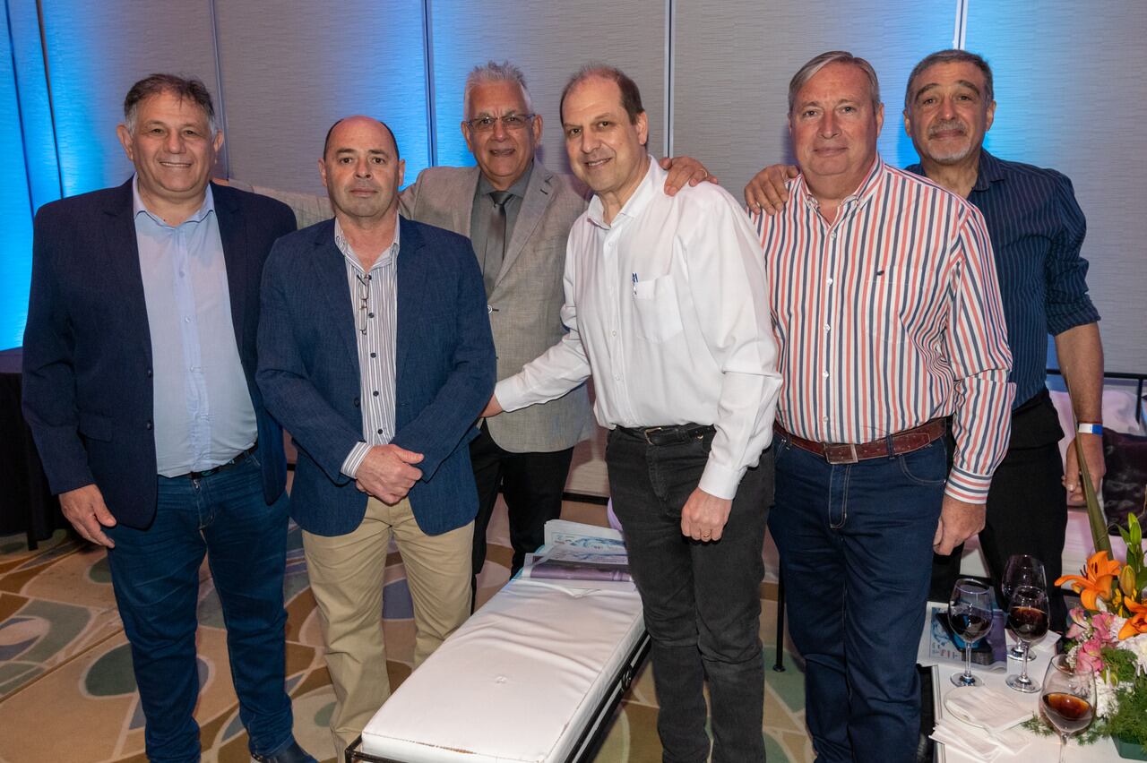 Francisco Giménez junto al equipo de receptorías: Sebastián Grasso, Enrique Vallejos, Fernando Japaz, Juan Scriboni y Marios Lescano. Foto: Ignacio Blanco / Los Andes 