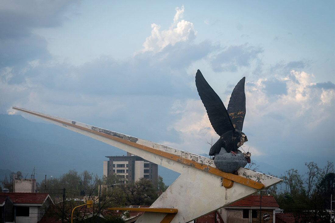 Fin de un ciclo: el cóndor del Acceso Este no será reparado, lo retirarán y analizan cómo reemplazarlo. Foto: Ignacio Blanco / Los Andes