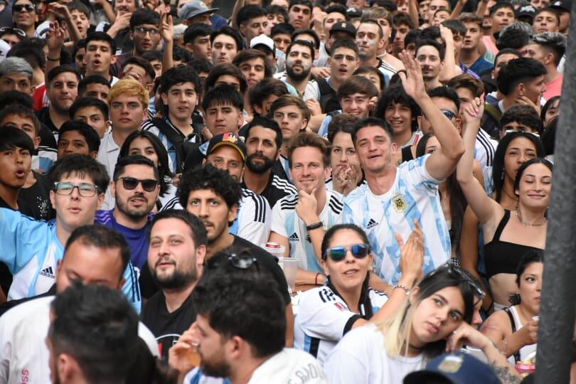 Festejos en calle Arístides - Mariana Villa