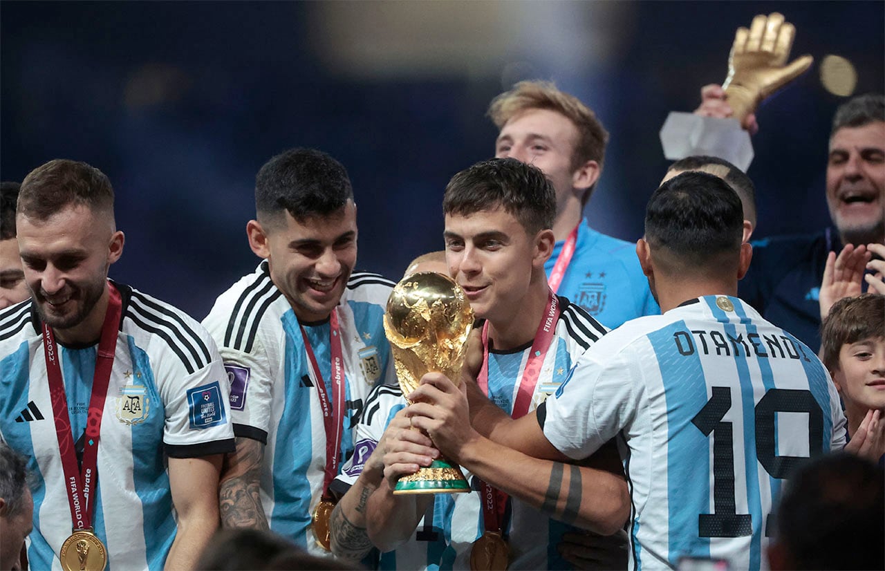 GR7042. LUSAIL (CATAR), 18/12/2022.- Jugadores de Argentina celebran con el trofeo de la Copa del Mundo hoy, tras ser campeones del mundo en la final del Mundial de Fútbol Qatar 2022 entre Argentina y Francia en el estadio de Lusail (Catar). EFE/ Juan Ignacio Roncoroni
