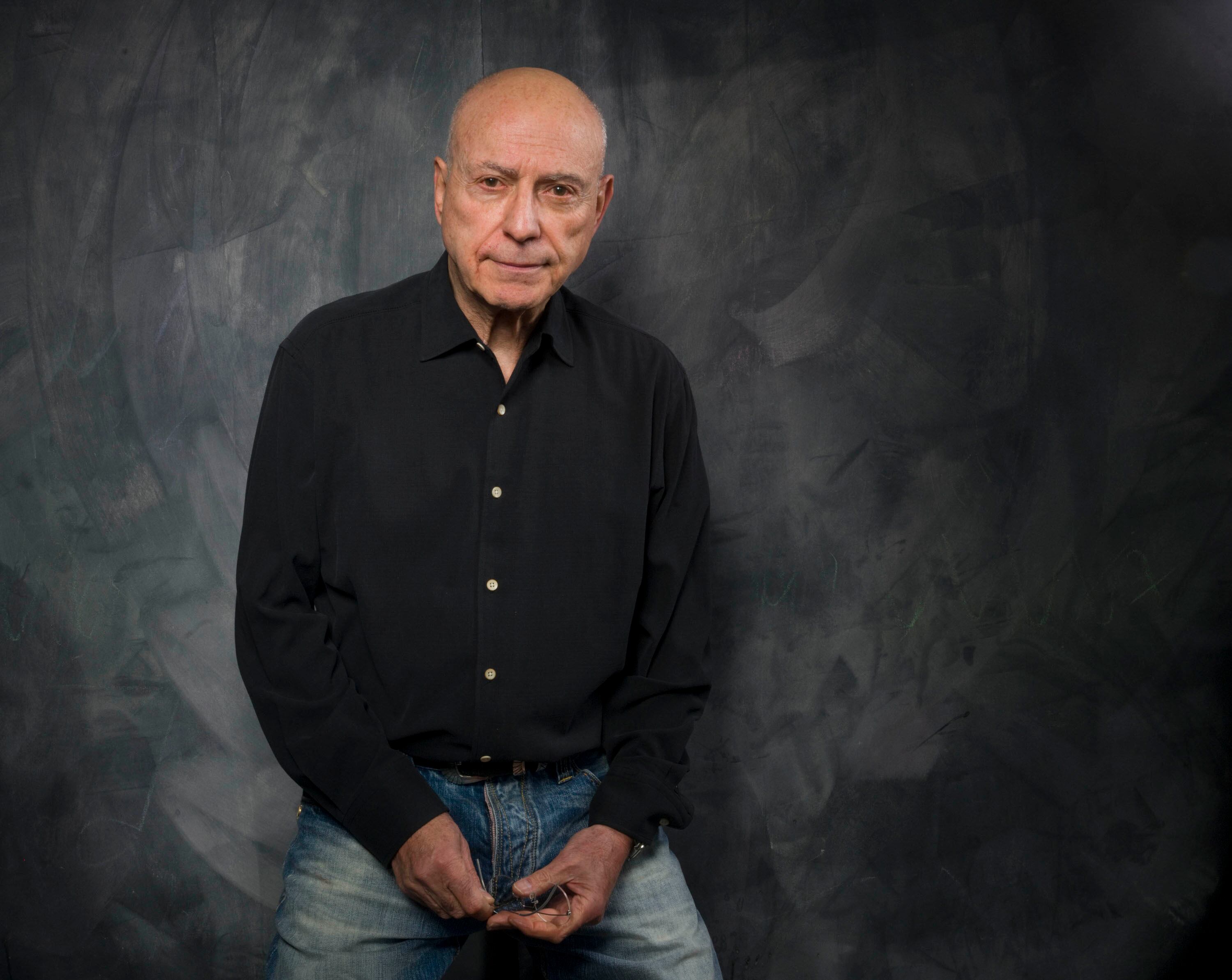 ARCHIVO - Alan Arkin posa para un retrato en The Fender Music Lodge en el Festival de Cine de Sundance en Park City, Utah, el 25 de enero de 2011. Arkin, el actor de carácter que demostró su versatilidad en la comedia y el drama al recibir recibió cuatro nominaciones al Premio de la Academia y ganó un Oscar en 2007 por "Little Miss Sunshine", falleció a los 89 años. (Foto AP/Victoria Will, archivo)