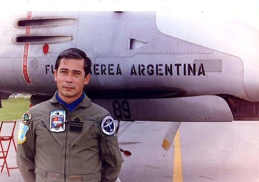 Un piloto de Austral y excombatiente fue homenajeado en uno de sus últimos vuelos.