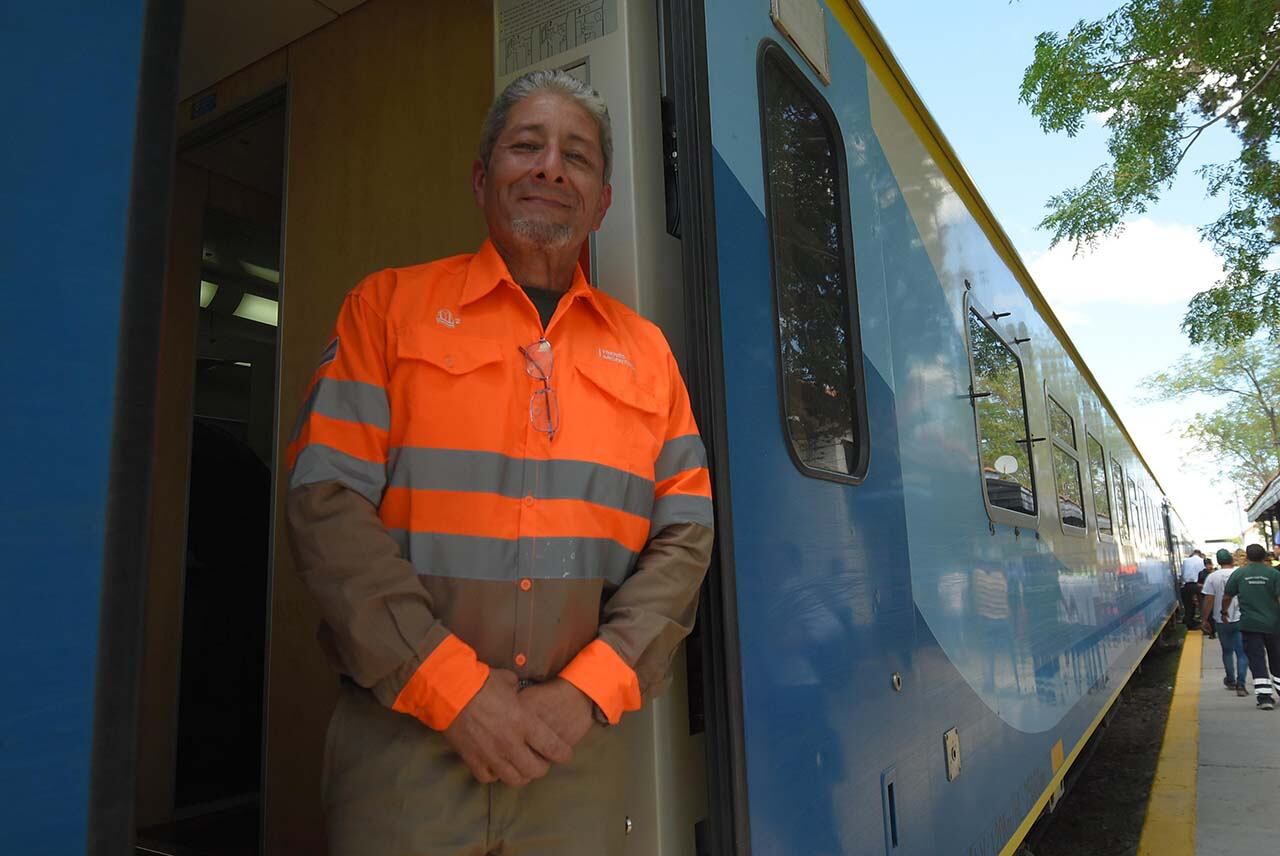 El presidente de la Nación Alberto Fernández junto al ministro de economía y el gobernador Rodolfo Suárez estuvieron presentes en la segunda llegada del tren de pasajeros a Palmira
Foto: Claudio Gutiérrez Los Andes