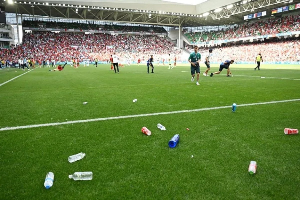 Las botellas arrojadas a la Selección Argentina Sub-23 por el empate 2-2 ante Marruecos (Getty)