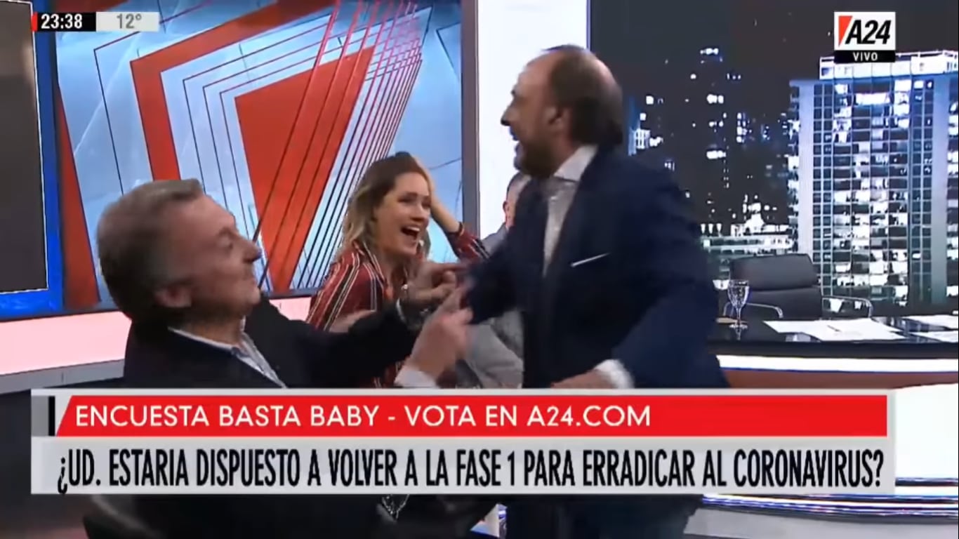 Baby Etchecopar y uno de sus panelistas rompieron la distancia social.