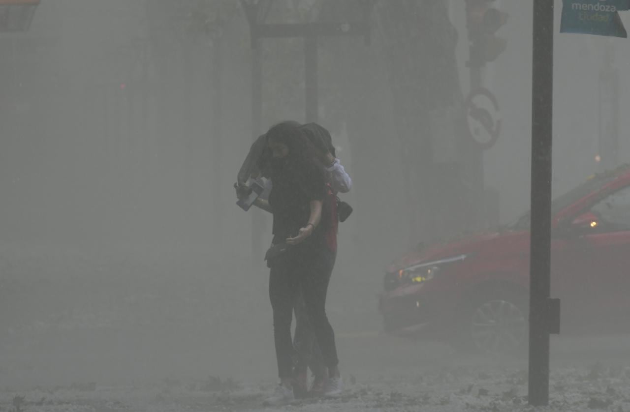 El granizo anegó las calles de Mendoza.Foto. Orlando Pelichotti / Los Andes