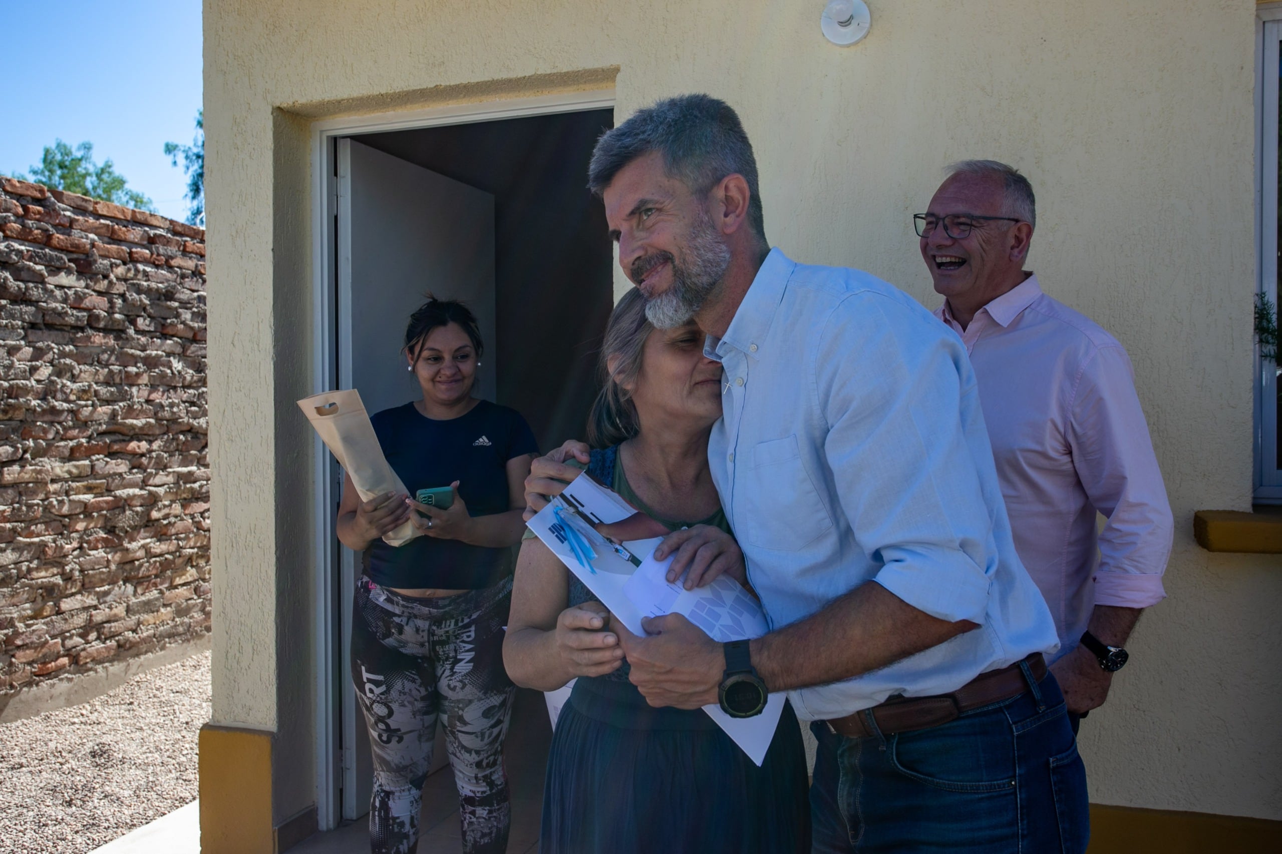 El intendente de la Ciudad de Mendoza, Ulpiano Suárez, en una entrega de viviendas en el oeste capitalino. Foto: Prensa Ciudad de Mendoza.