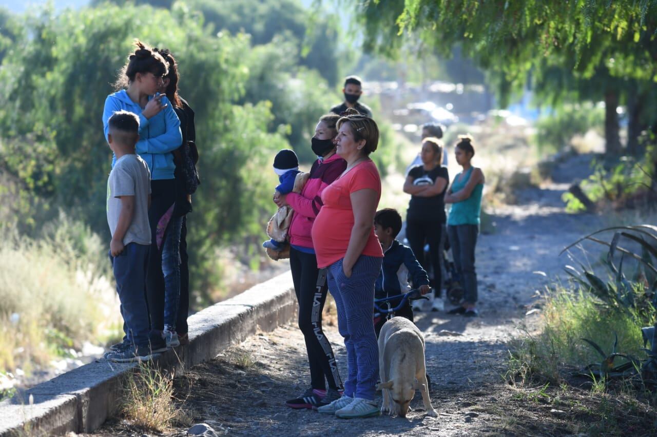 Los vecinos siguiendo el operativo. José Gutiérrez/Los Andes 