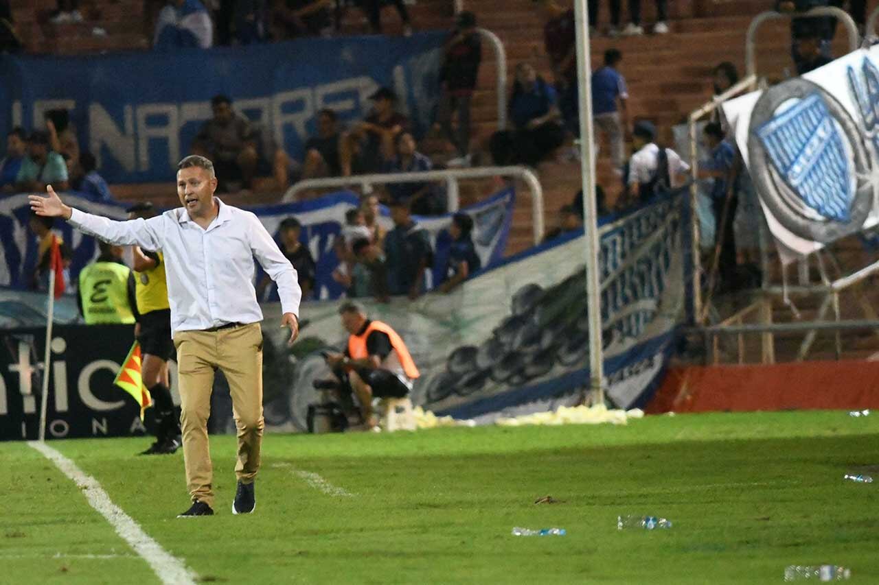 Diego Flores está en la cuerda floja en Godoy Cruz.
Foto: José Gutiérrez / Los Andes