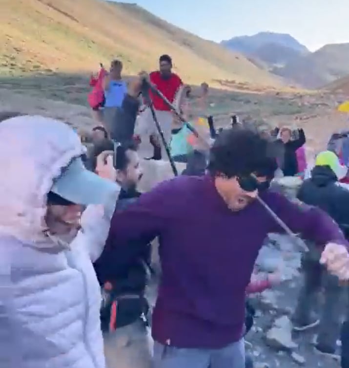 Con alambre y bastones de trekking como antena, escucharon el partido de Argentina en plena montaña y así festejaron. Foto: Captura Video