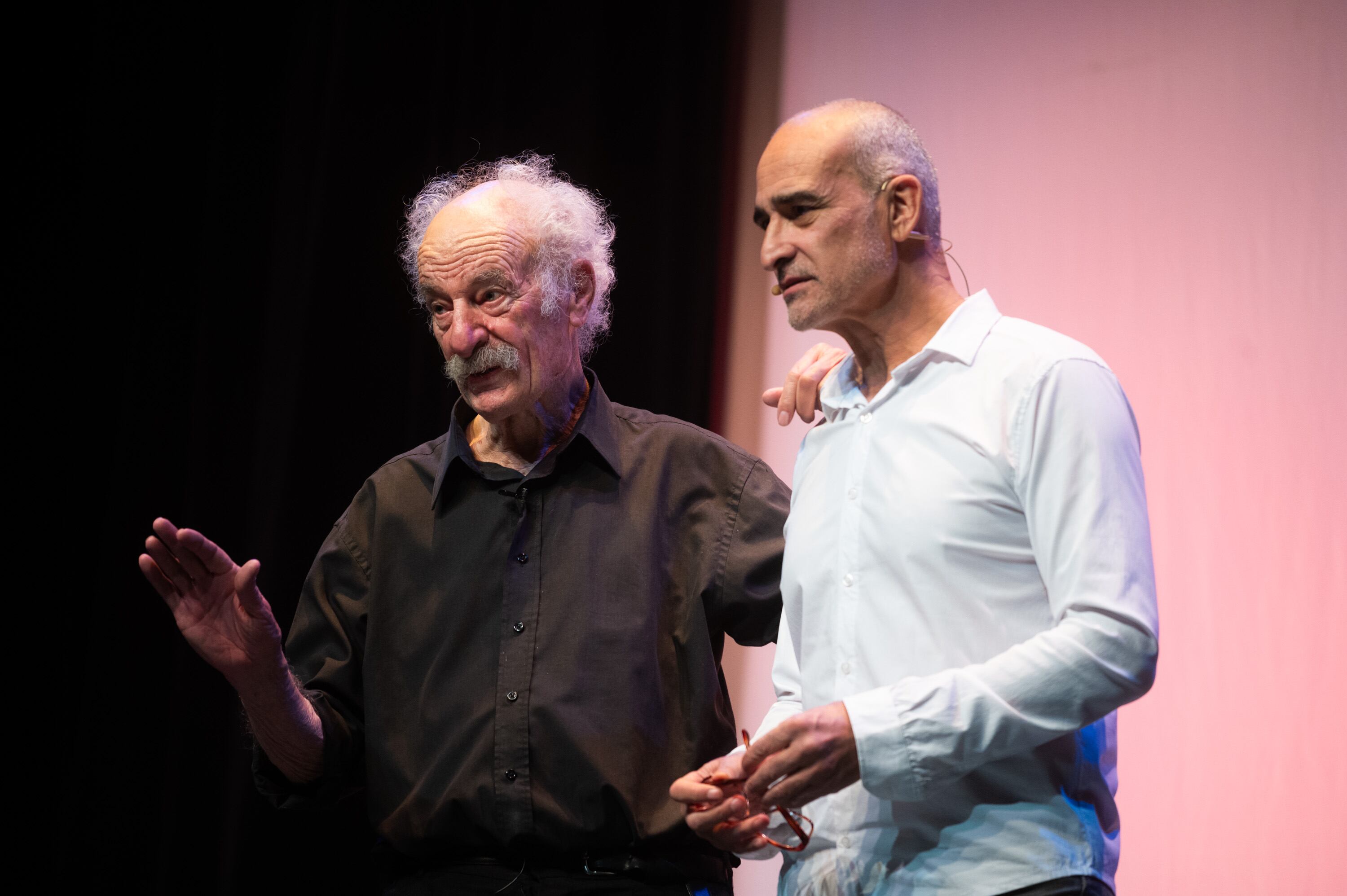 El actor celebró sus 60 años de trayectoria en el teatro Independencia. Aquí, junto a su sobrino, el actor Daniel Quiroga. / Gentileza: Ministerio de Cultura y Turismo de Mendoza.