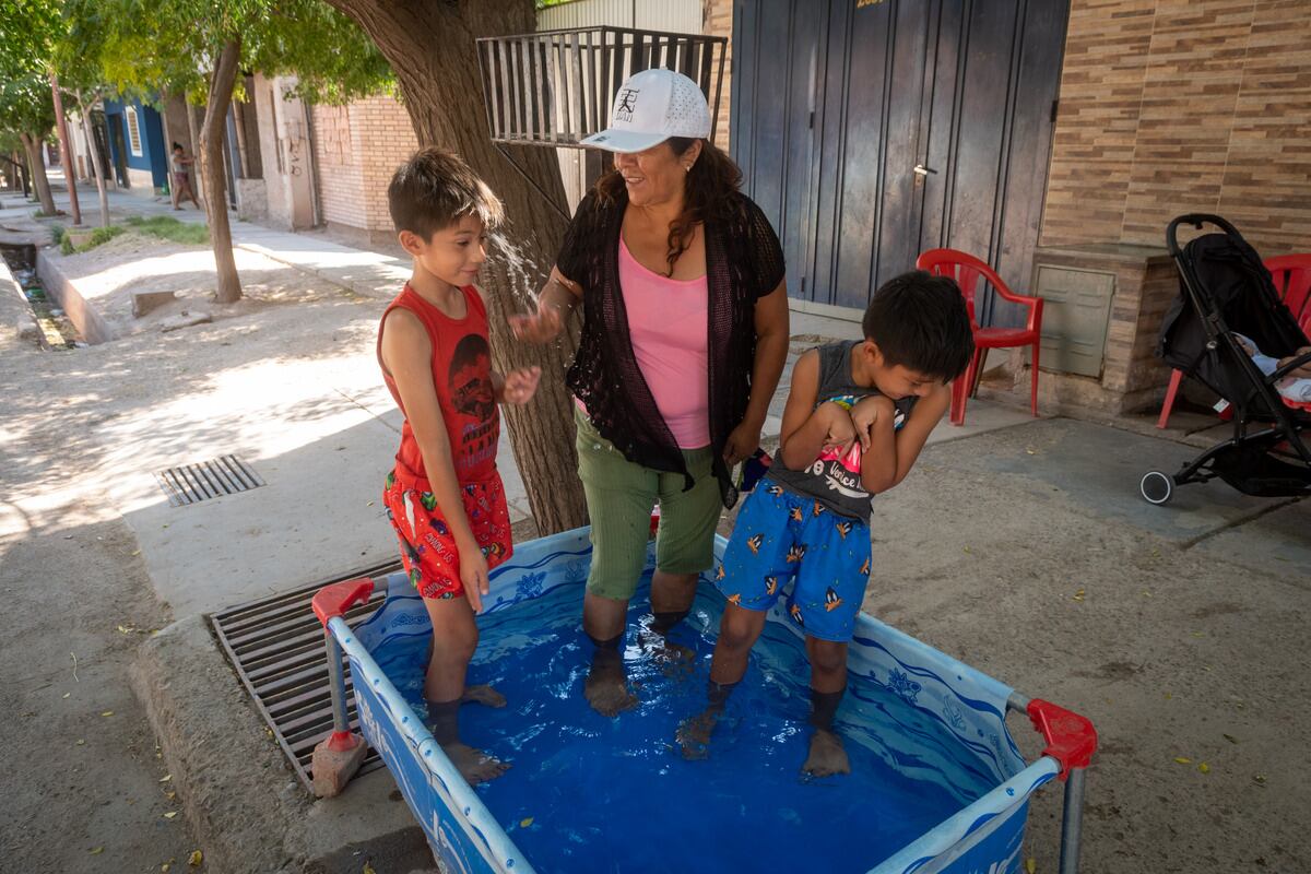 Piletas de lona, calor
En muchos barrios populares del gran Mendoza, los vecinos arman sus piletas de lona en la vereda o en las calles debido a las altas temperaturas que se registran por estos días.
Benita Esquesti juega con sus nietos Ignacio y Bautista Rivas en una pequeña pileta de lona en la puesta de su casa en el barrio Pedro Molina.

Foto: Ignacio Blanco / Los Andes 