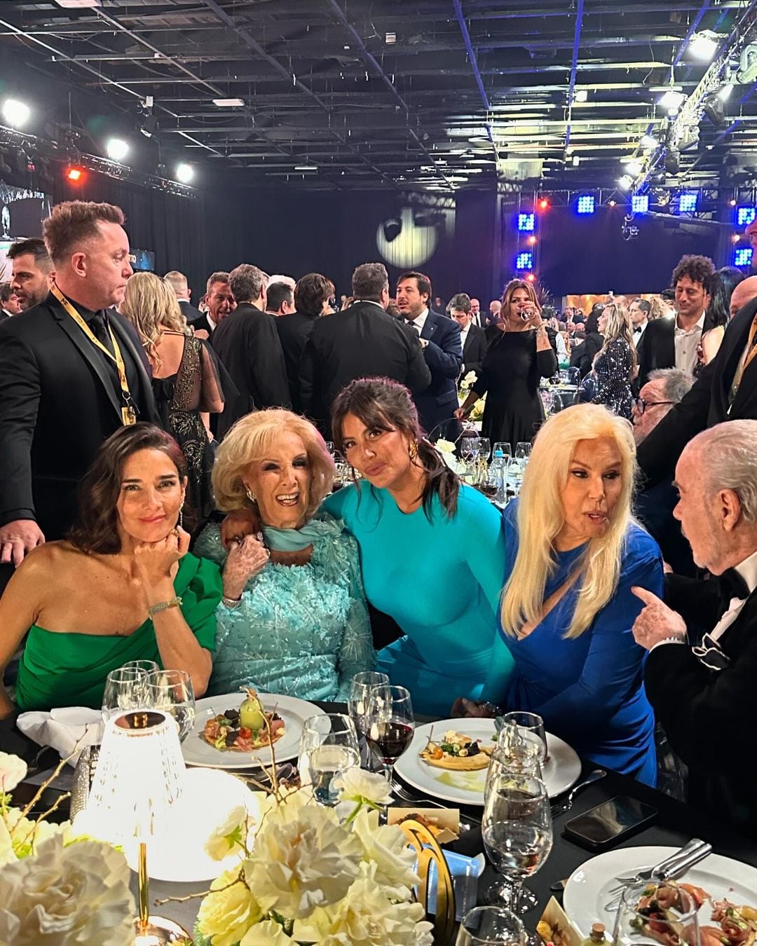 Wanda Nara junto a Mirtha Legrand, Susana Giménez y Juanita Viale