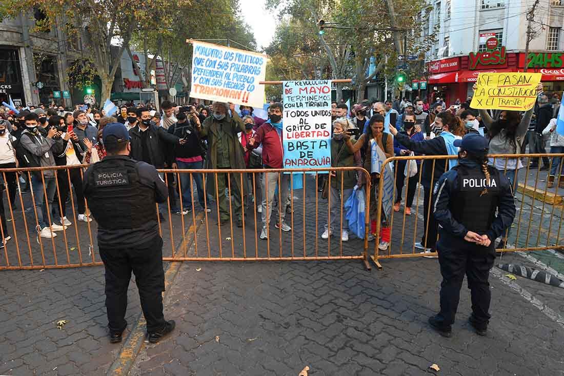 Mendoza 25 de mayo de 2021  Sociedad
Protestas en la esquina de  Av. San Martin y Catamarca de Ciudad con banderazo, bocinazos en reclamo a las restricciones por la pandemia