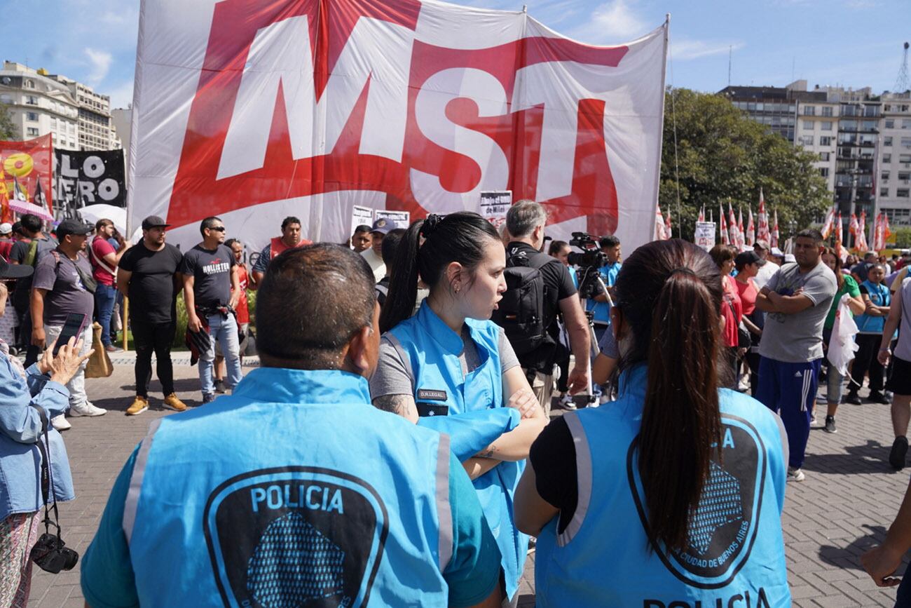 La CGT, las dos CTA, la Unidad Piquetera, la Unión de Trabajadores y Trabajadoras de la Economía Popular (UTEP) y partidos de izquierda marchan hacia Tribunales en rechazo al decreto de necesidad y urgencia (DNU)  que desregula la economía y deroga múltiples leyes, algunas de ellas laborales, y realizarán una presentaciones judiciales contra esa medida.  (Clarín)