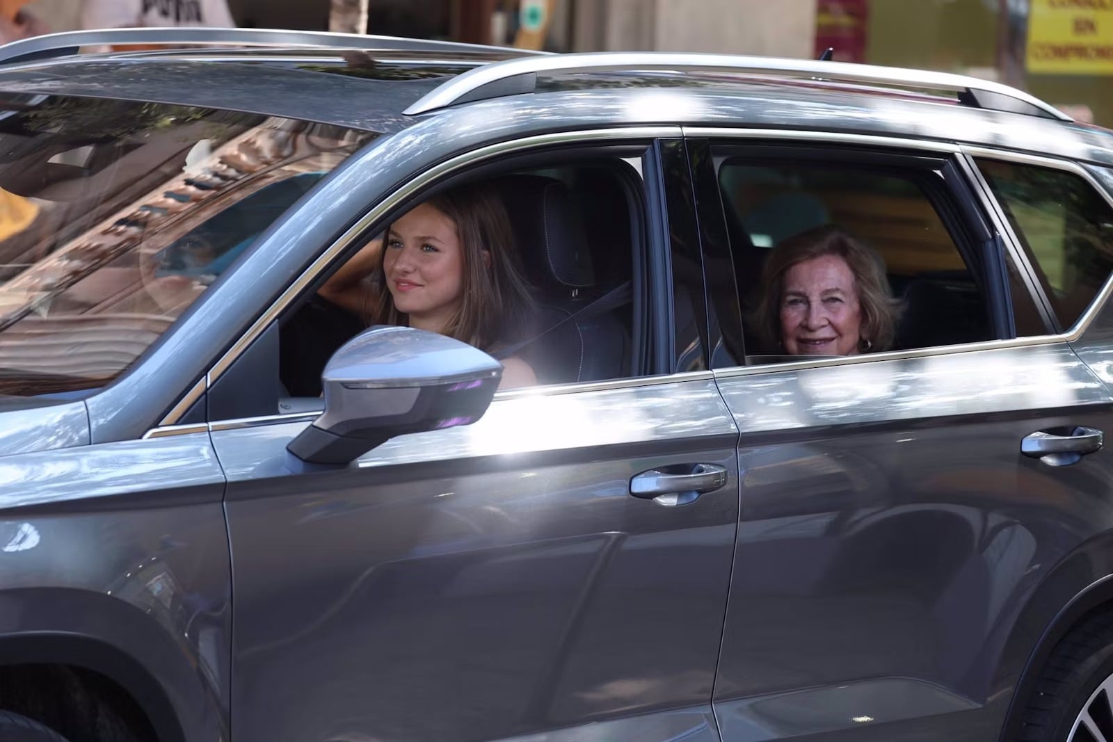 La heredera al trono de España conduce un bonito coche gris.