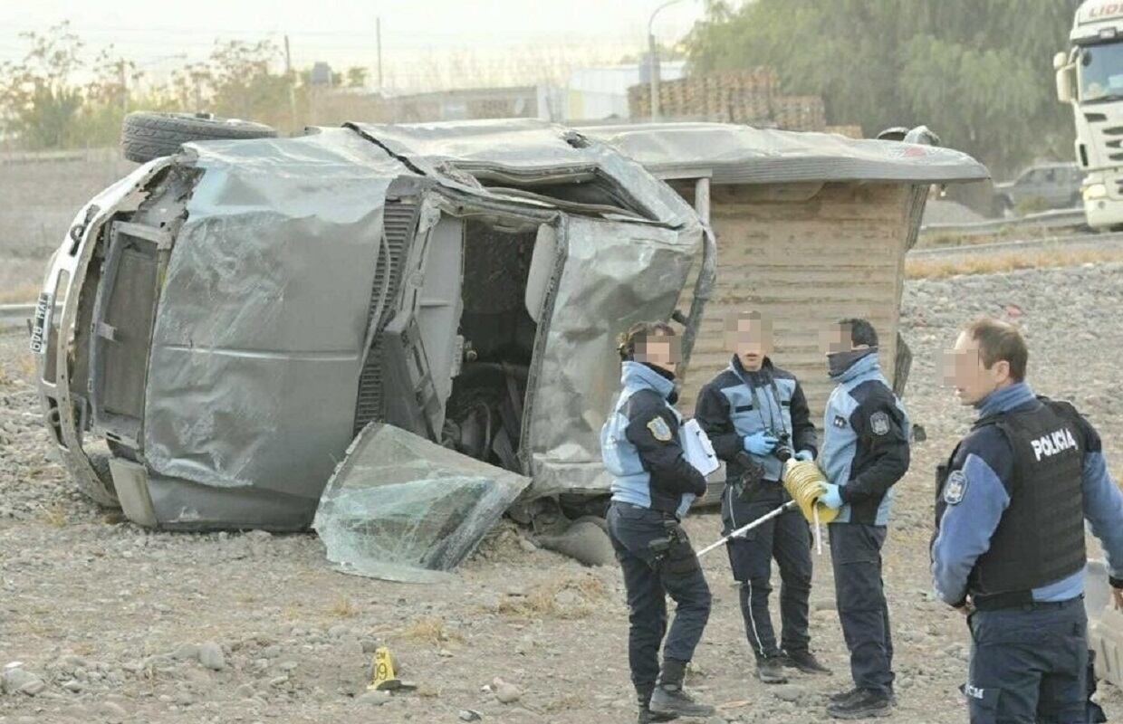 Vuelco en el Acceso Este con una persona fallecida  (Orlando Pelichotti / Los Andes)