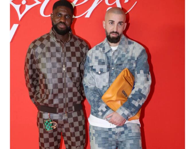 El futbolista Samuel Umtiti junto al artista y diseñador Silni (quien porta el “bolso sandwich”), en el último desfile de Louis Vuitton. Foto: Gentileza.