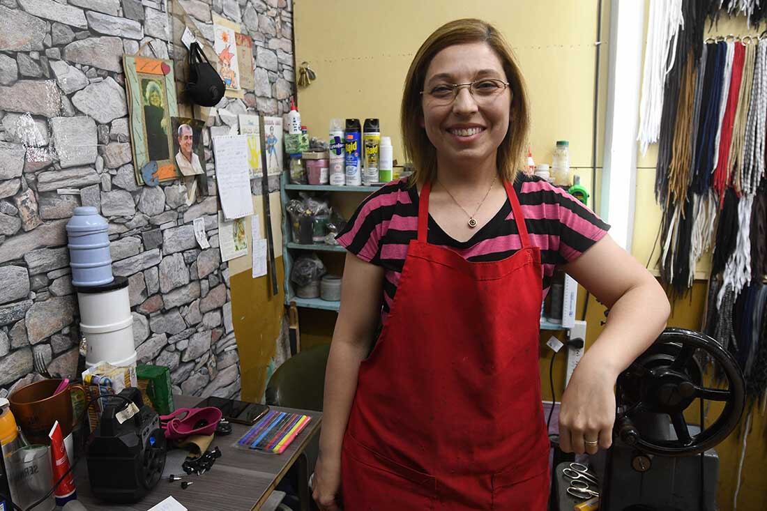 Yamila Cipolla, trabaja junto a su padre en el taller de calzados Polito de Lujan de Cuyo, hace 18 años que realiza este trabajo siguiendo los pasos de su abuelo y su padre.
En el taller arreglan zoapatos, zapatillas, todo tipo de calzado, bolsos y carteras.
Foto: Mariana Villa / Los Andes