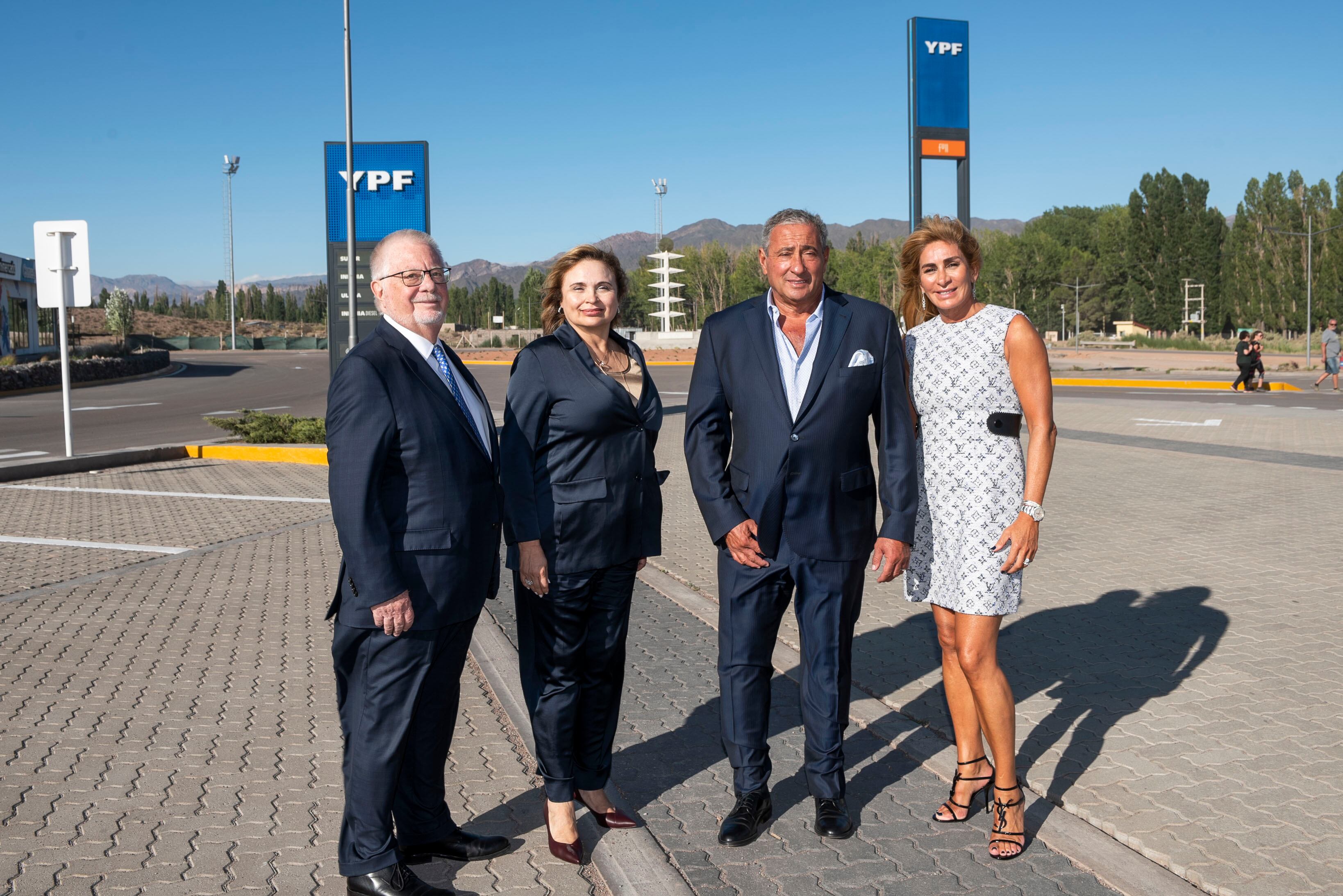 Socios felices: Rubén Edgardo Maltoni y María Eugenia Castillo, junto a Alfredo Luis Vila Santander y Beatriz Vázquez.