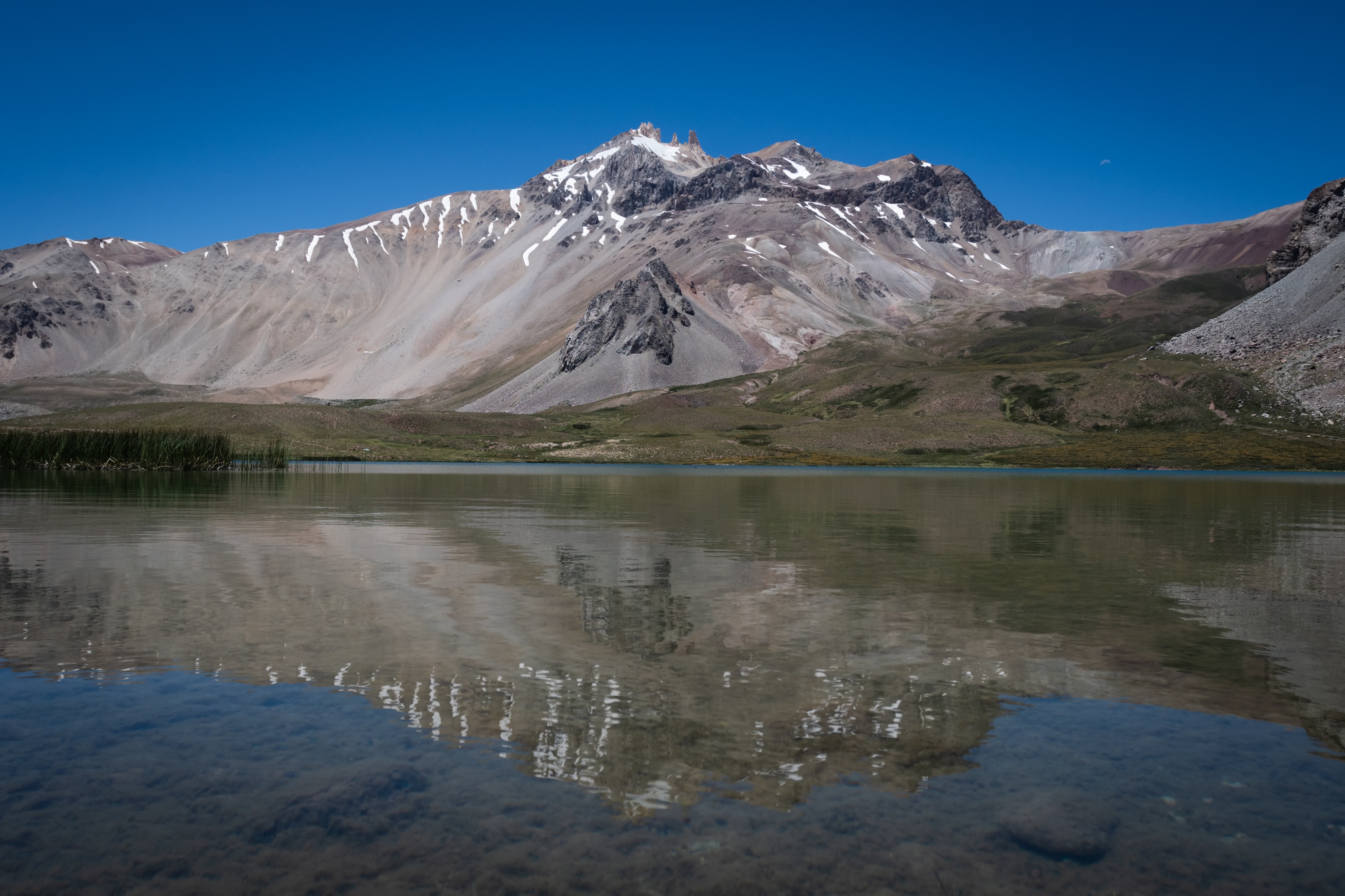 Valle Hermoso. Un valle sorprendentemente hermoso con una laguna, aguas termales y ríos que adornan la escena.