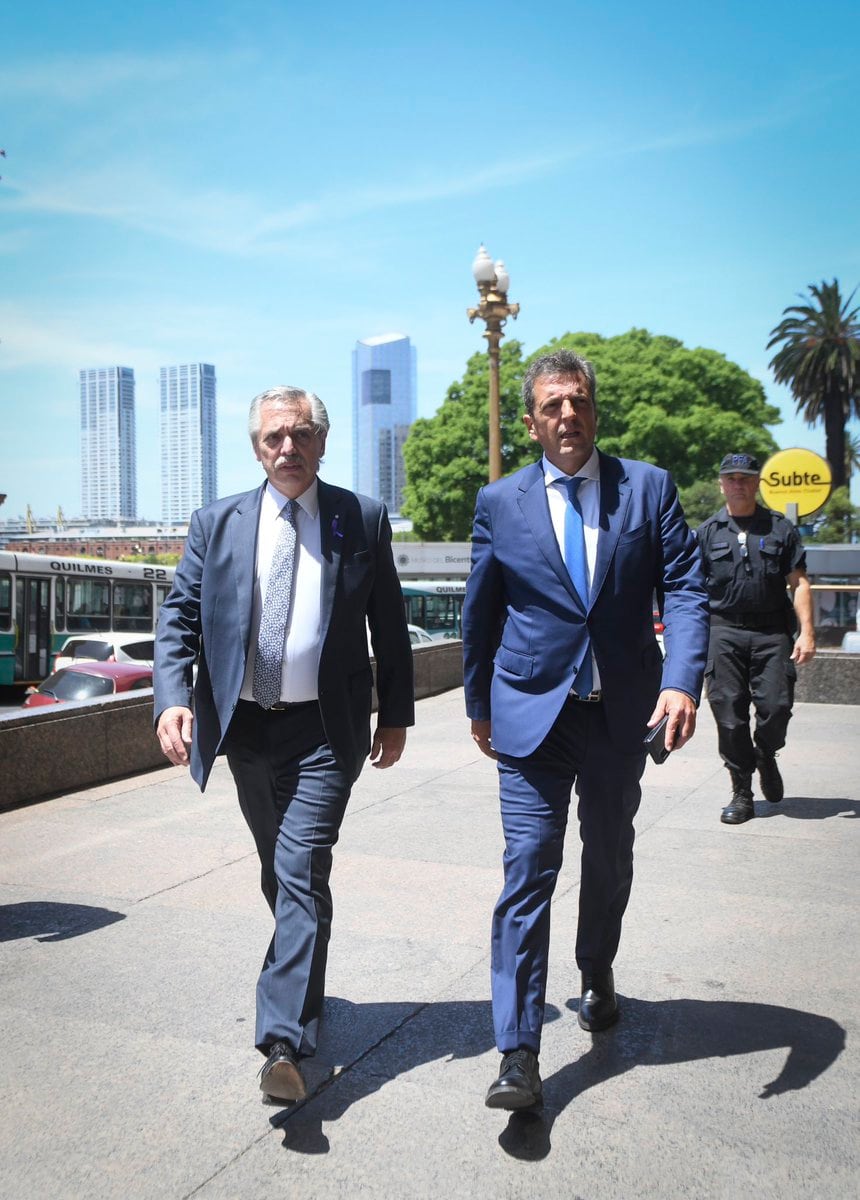 El jefe de Estado se reunió ayer con Massa, en el Ministerio de Economía de la Nación. Foto: Twitter/@alferdez