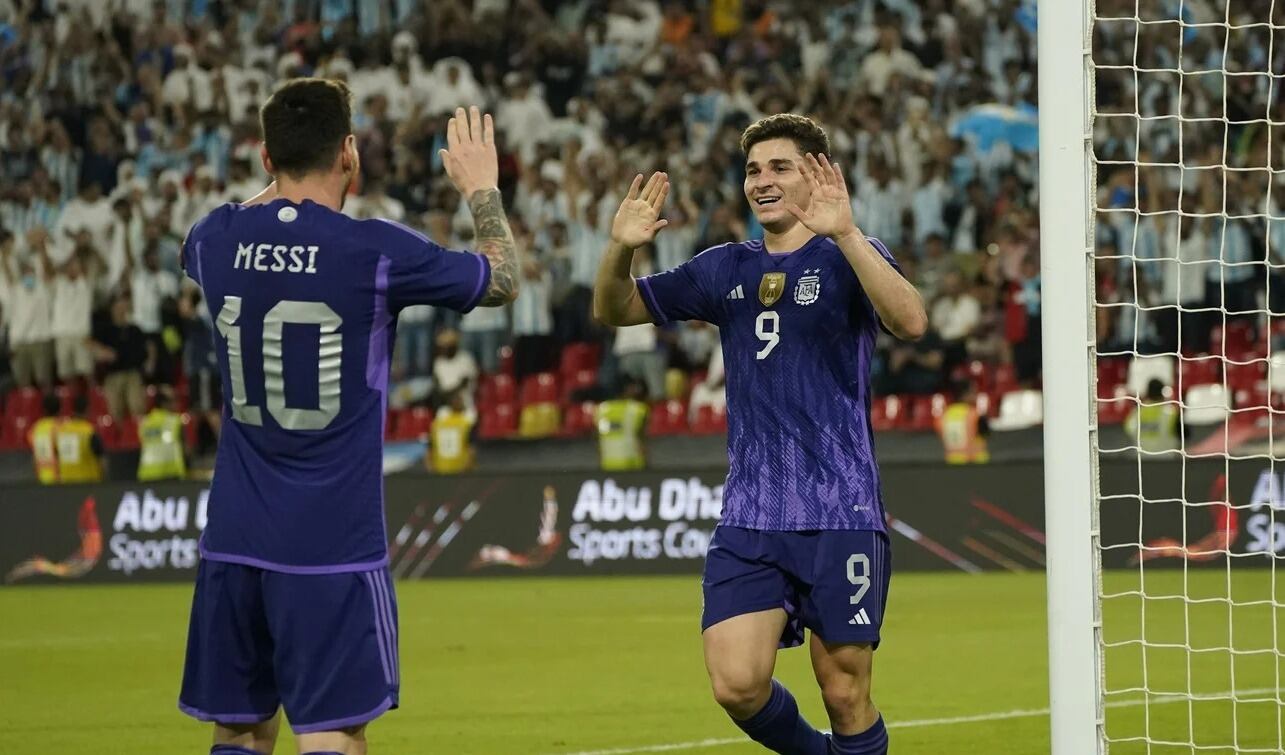 Julián Álvarez convirtió el primer gol para la victoria de la Selección Argentina.