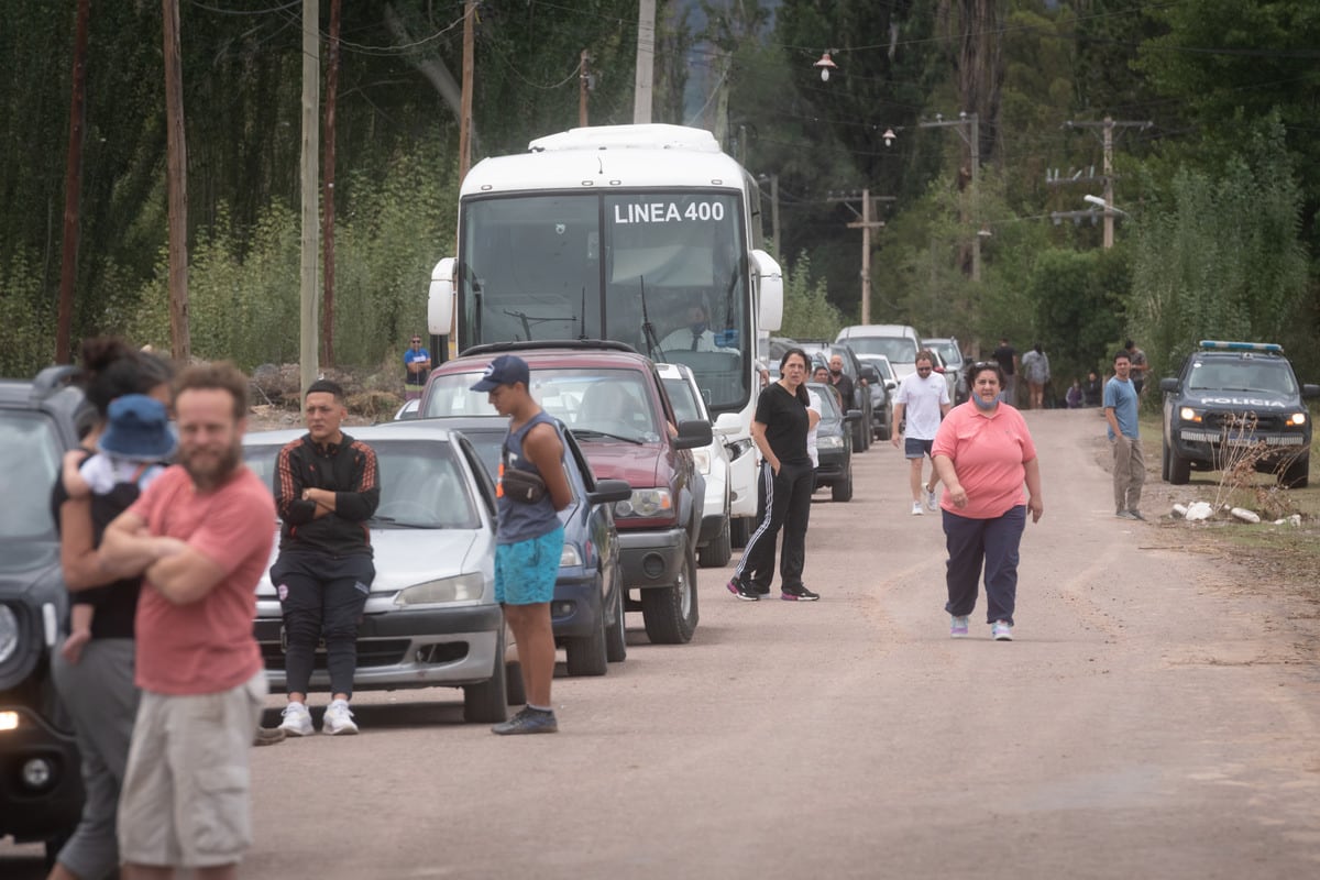 Tragedia en Potrerillos
Tres personas fallecieron y otras dos permanecen internadas en grave estado luego de que una crecida en el Río Blanco (Potrerillos) arrastrara el auto en que viajaban cuando intentaban cruzar un puente en medio de una tormenta. Un grupo de vecinos de la parte alta de Potrerillos salió a cortar la ruta en reclamo de que se construya un puente en altura y se hagan otras obras.

Foto: Ignacio Blanco / Los Andes 