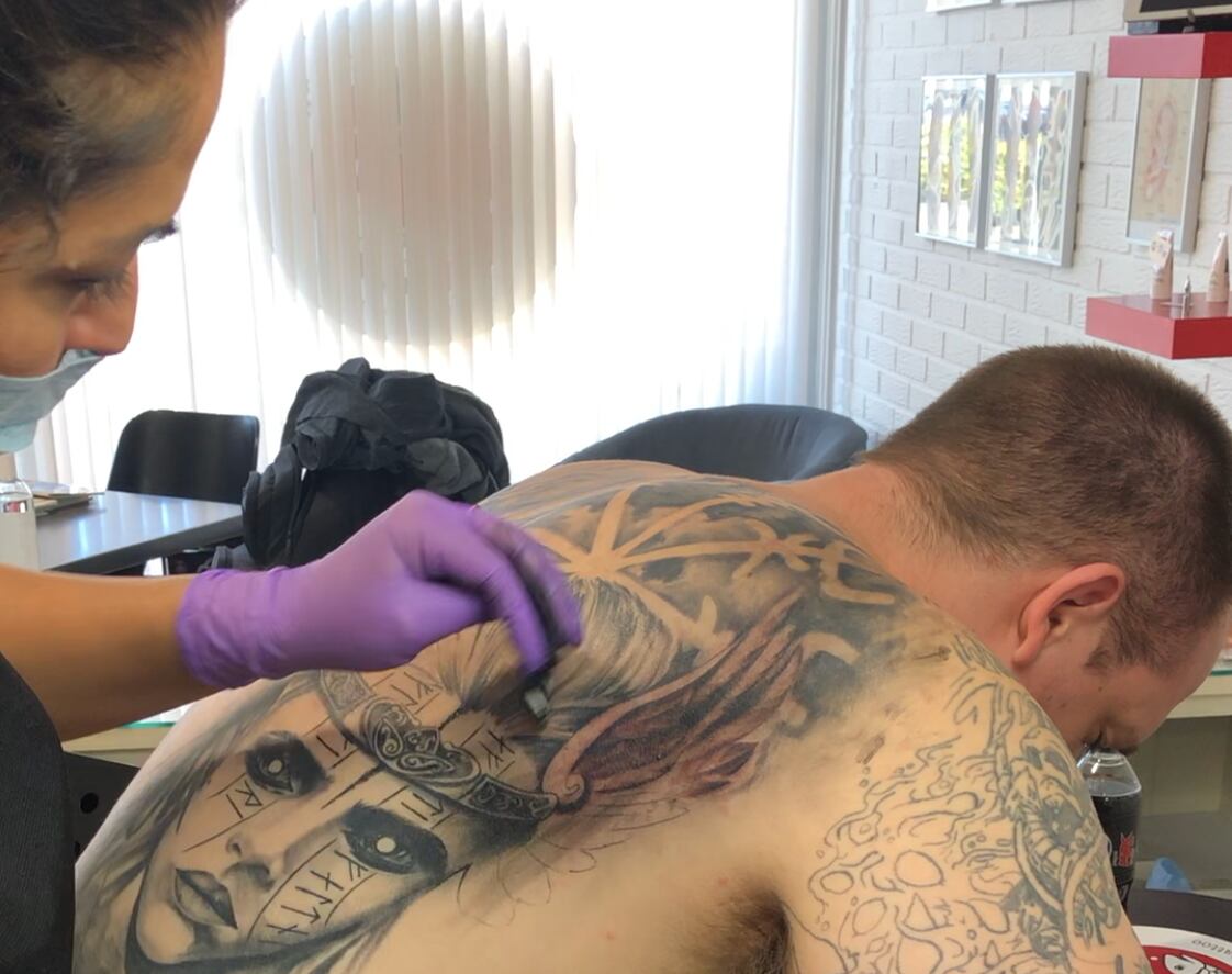 La mendocina realiza tatuajes y también es guía turistica para hispanoparlantes que vistan Skagen, el segundo destino turístico veraniego de Dinamarca.