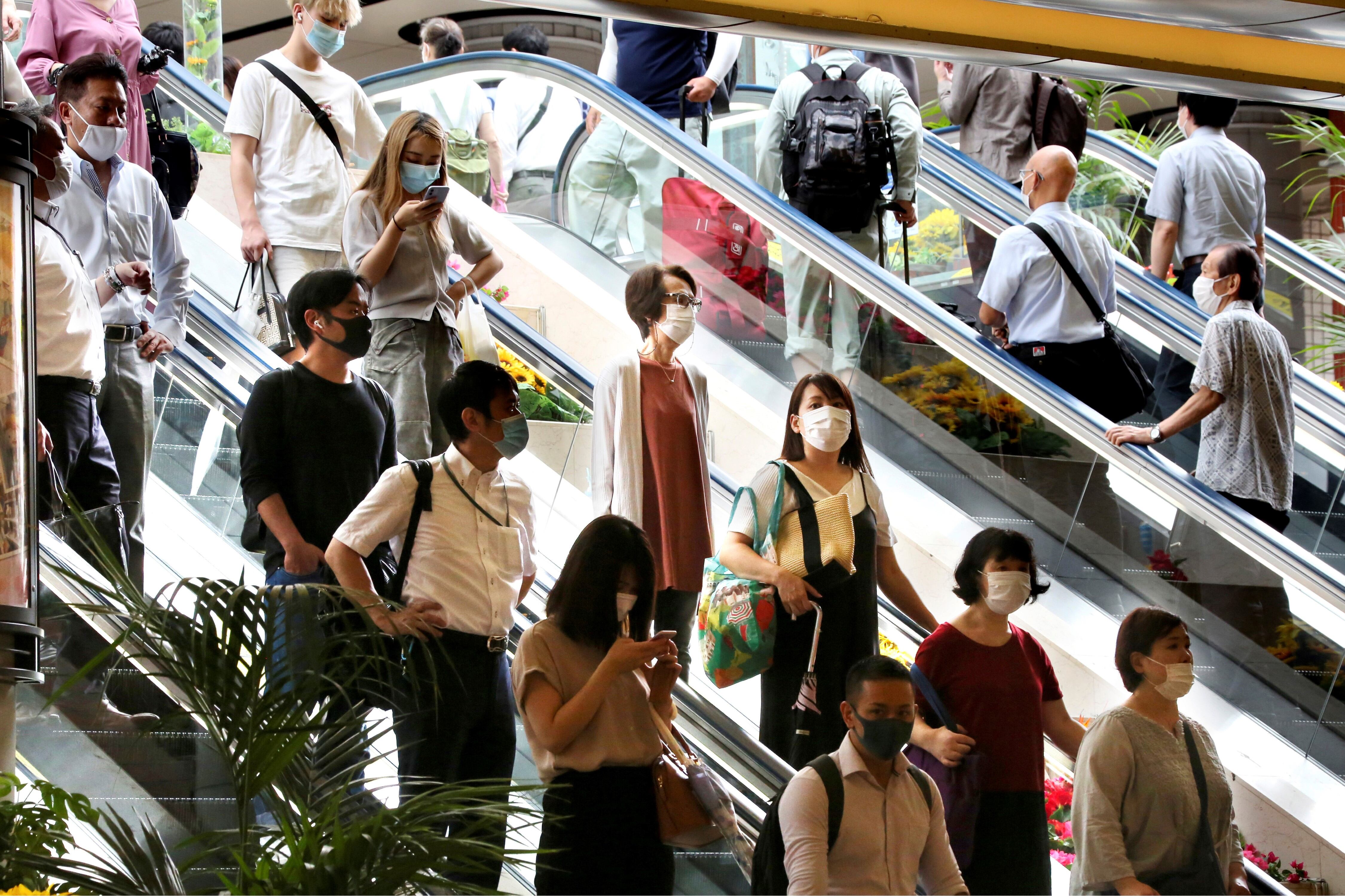 Distanciamiento social en una estación en la ciudad de Tokio.