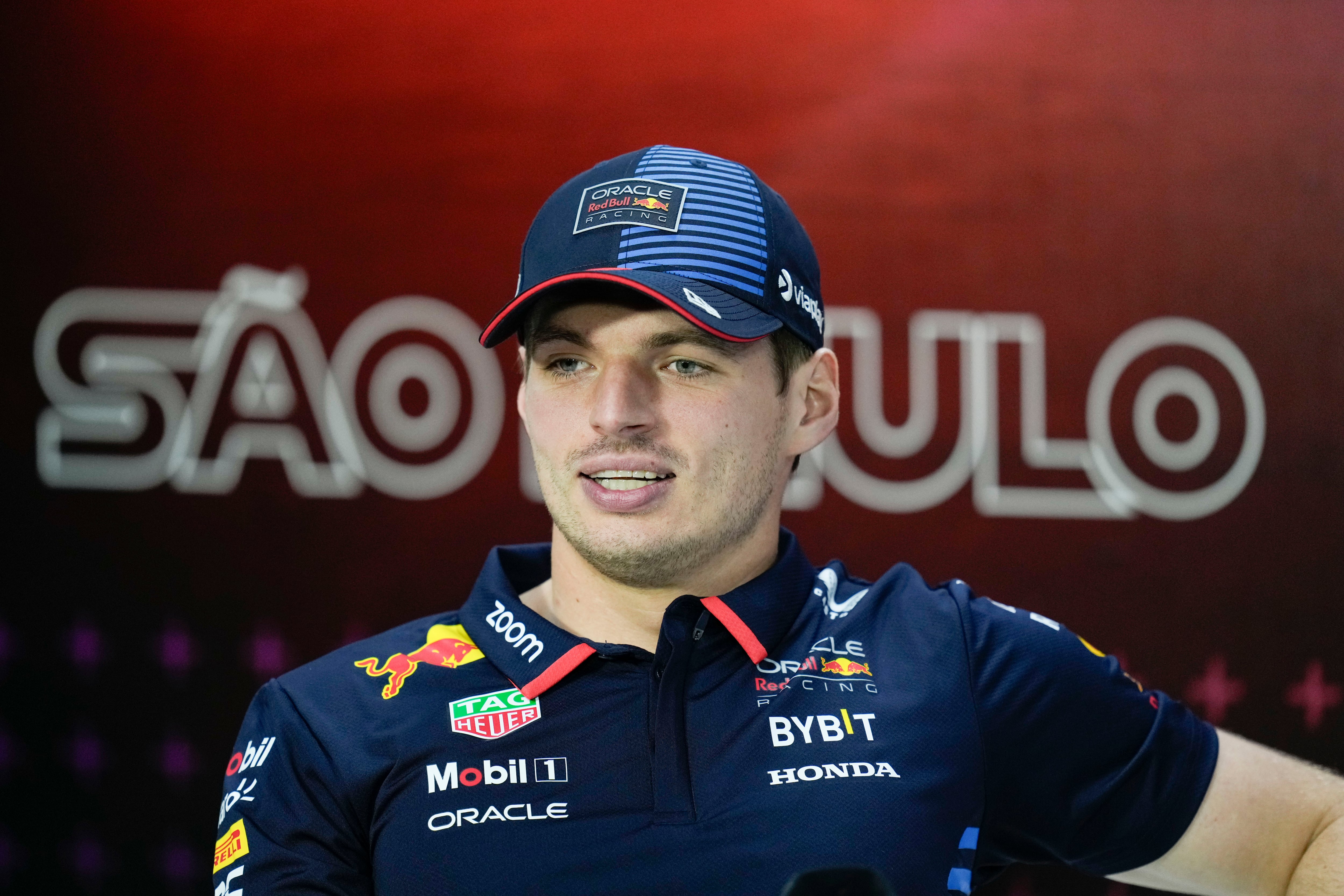 El piloto de Red Bull Max Verstappen, de los Países Bajos, habla durante una conferencia de prensa previa al Gran Premio de Brasil de Fórmula Uno en el autódromo de Interlagos en Sao Paulo, Brasil, el jueves 31 de octubre de 2024. (AP Foto/Andre Penner)